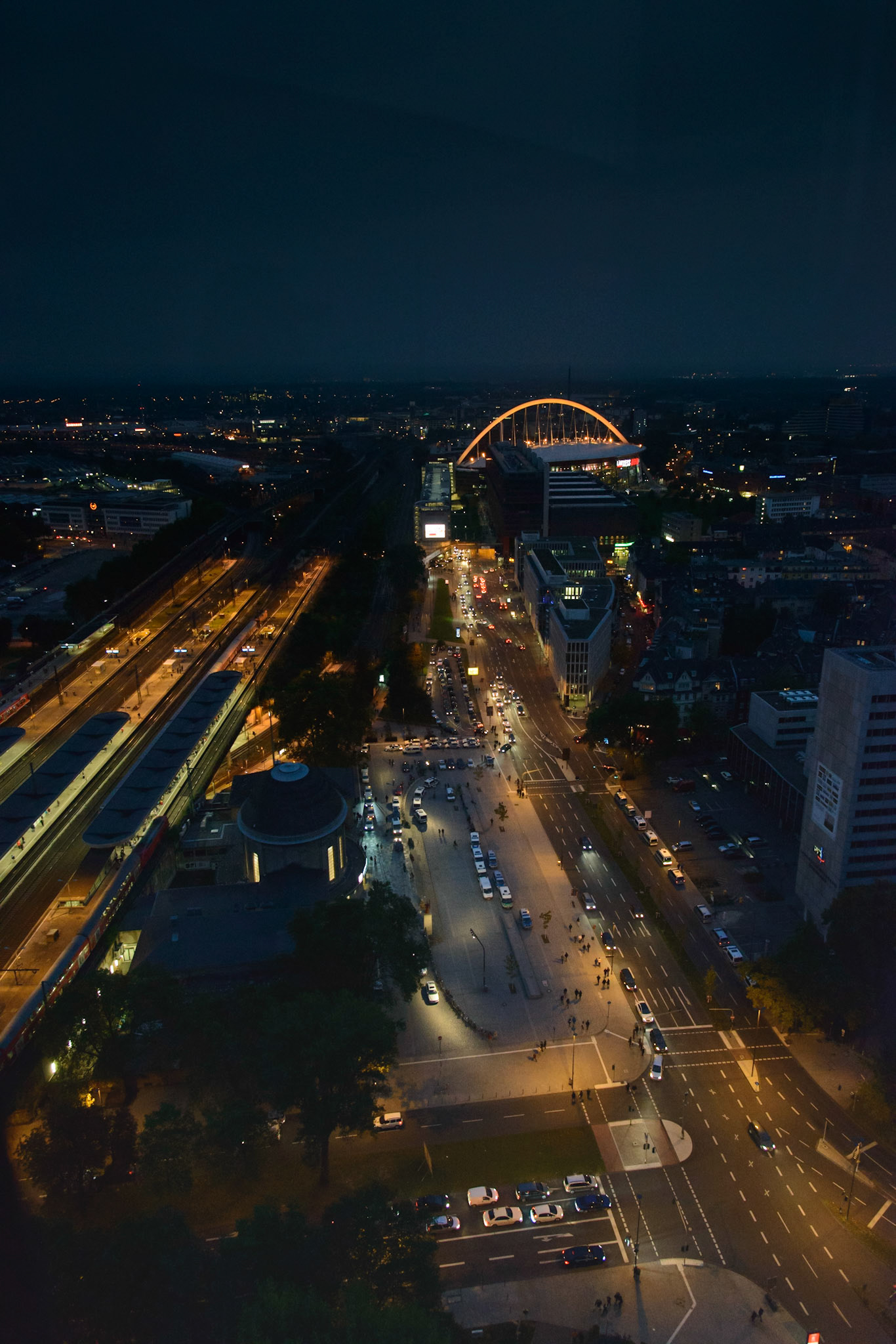 Lanxess-Arena vom Triangel gesehen