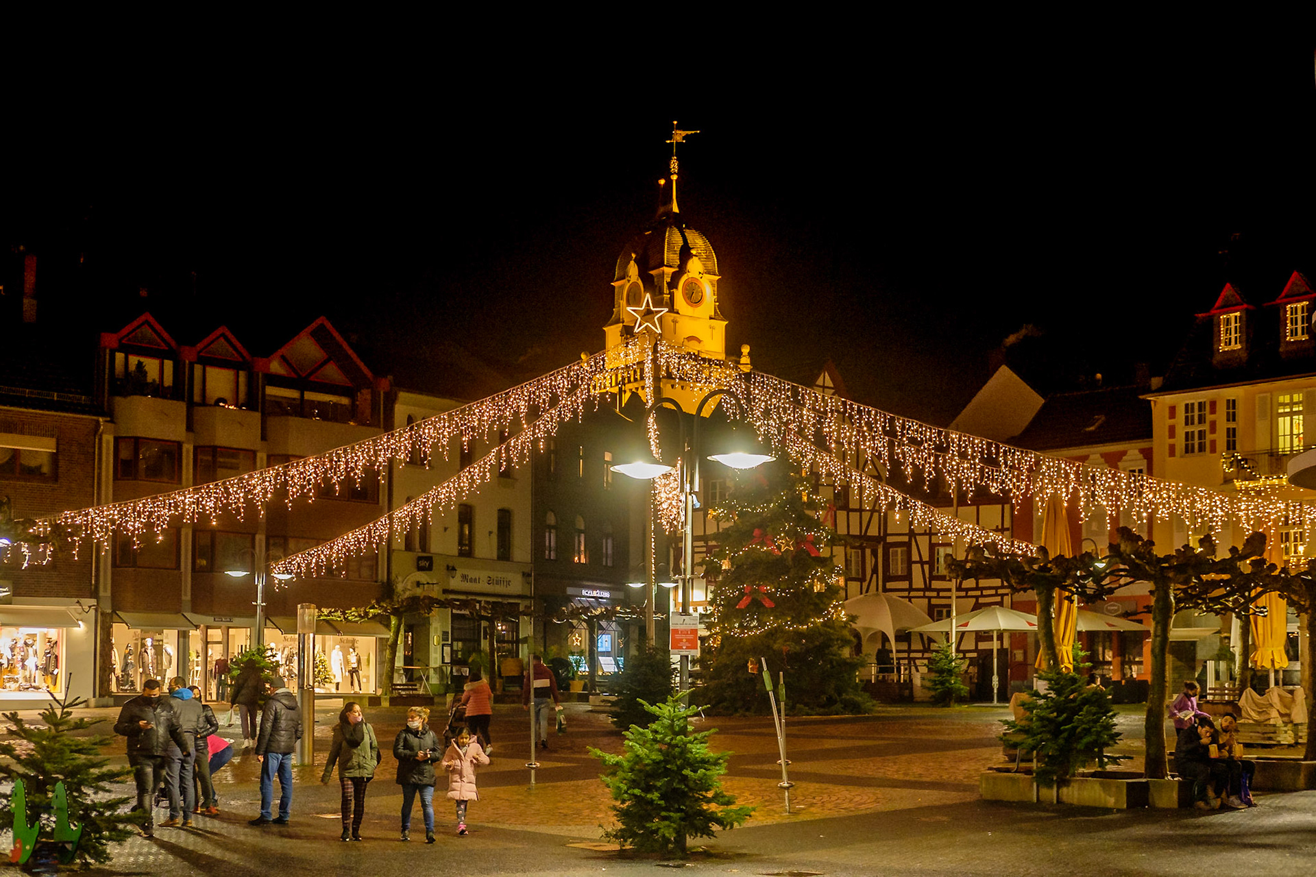 Der alte Marktplatz. Wo sonst unter der leuchtenden Dekoration Weihnachtsbuden stehen herrscht in diesem Jahr leider gähnende Leere