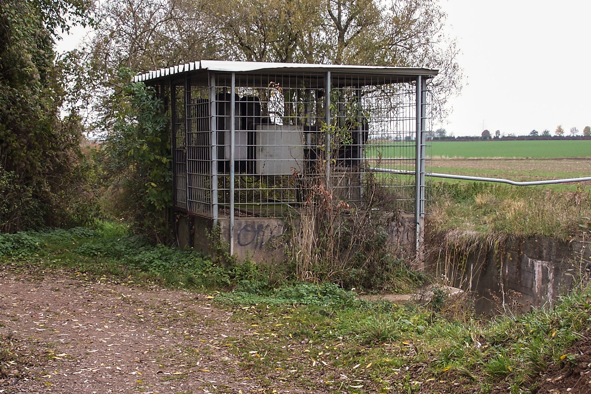 Das Bauwerk diente zur Steuerung der Staustufe am Rotbach in Friesheim. Das Gebäue wurde 2005 abgerissen und der Abschnitt des Rotbachs neu gestaltet