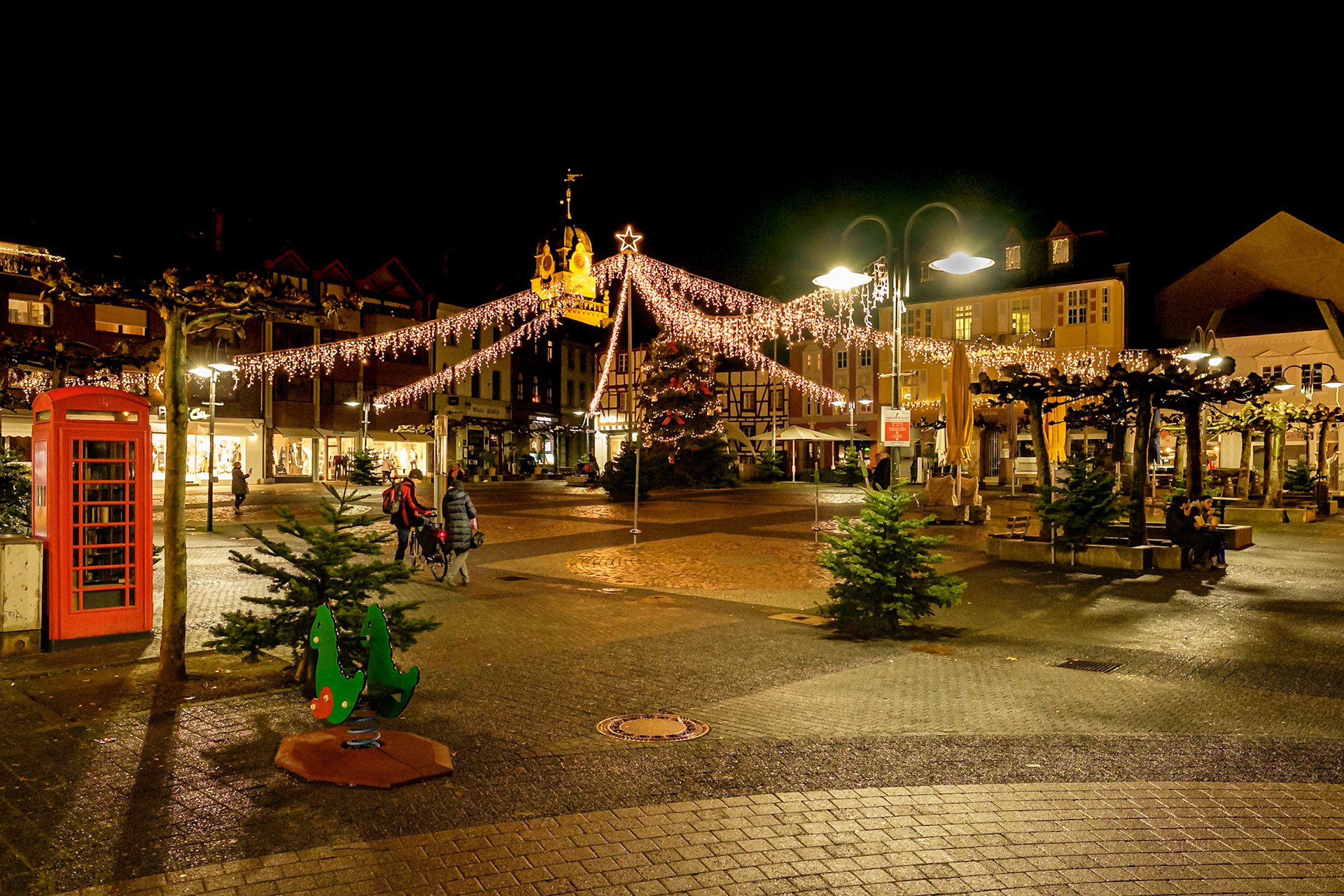 Der alte Marktplatz. Wo sonst unter der leuchtenden Dekoration Weihnachtsbuden stehen herrscht in diesem Jahr leider gähnende Leere