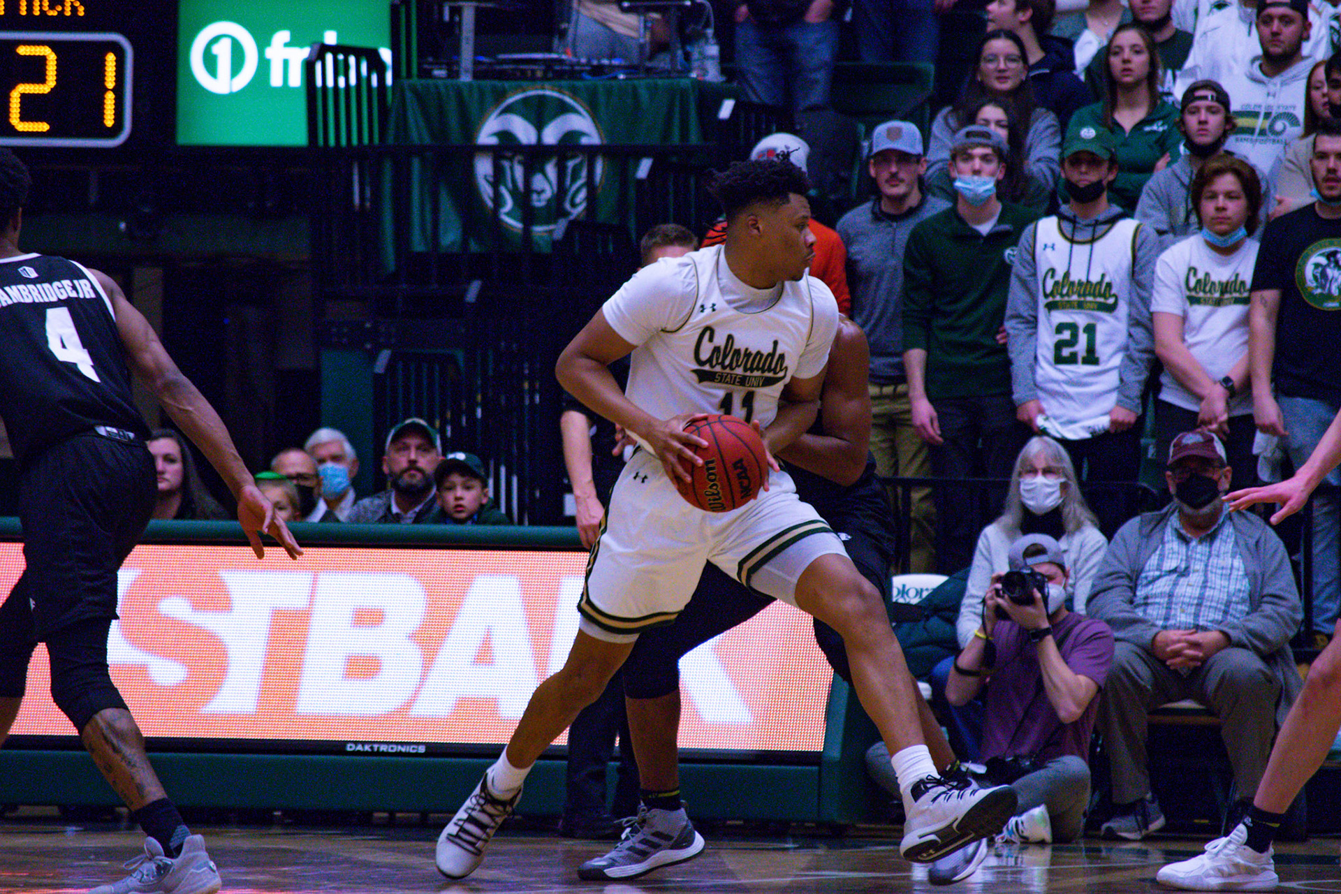 Dischon Thomas about to shoot a layup