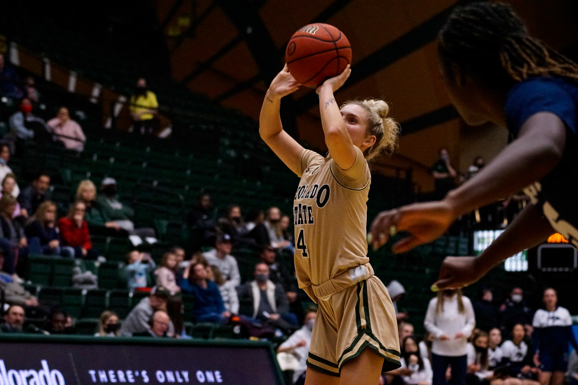 Mckenna Hofschild shooting a jumpshot