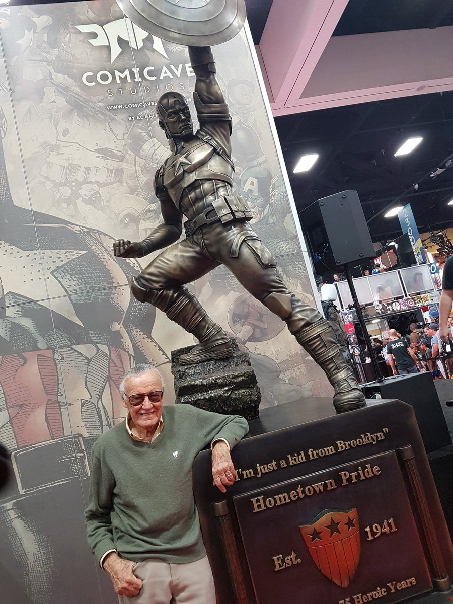 Comicave-Captain America Statue (SDCC), with Stan Lee (2017)