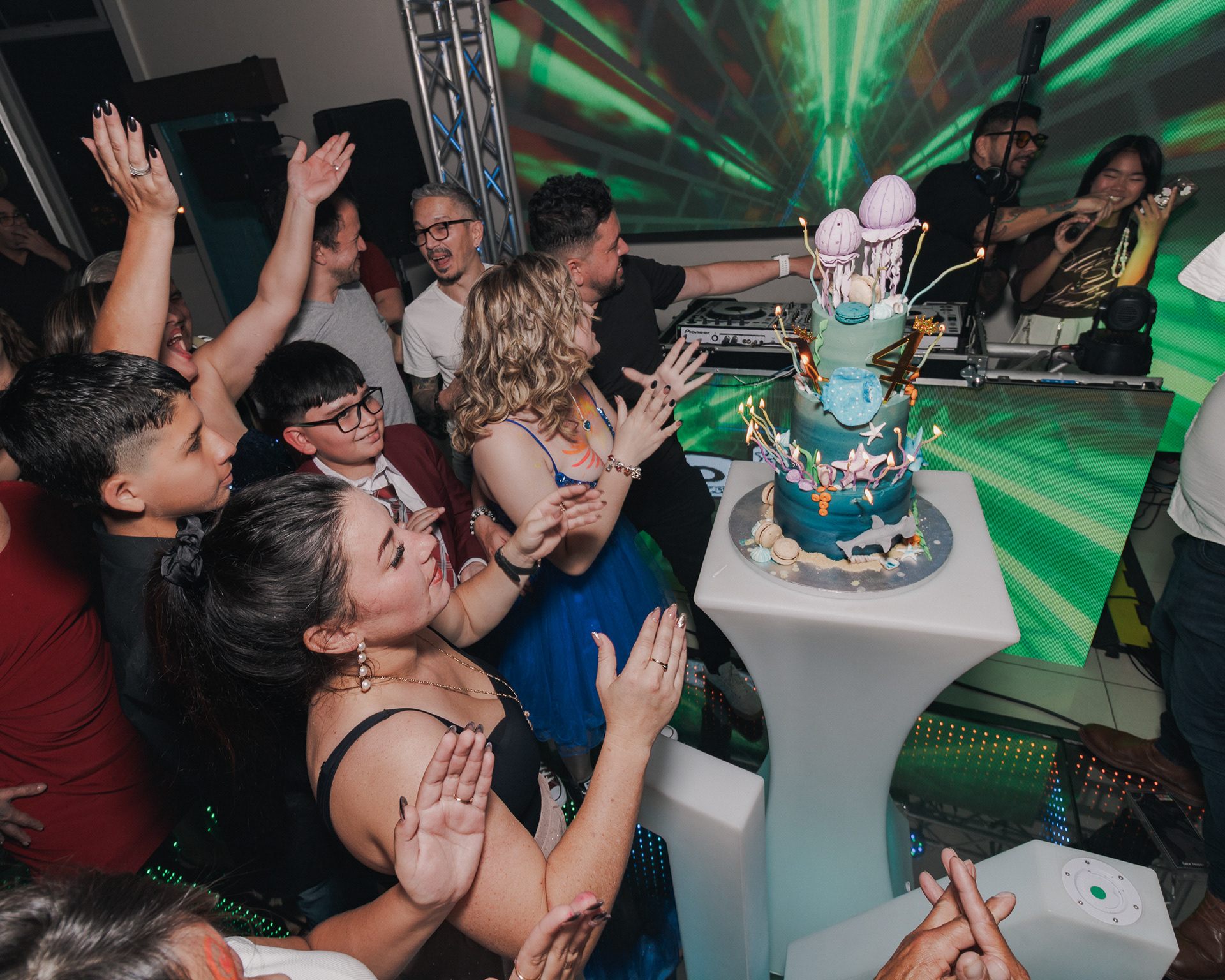 Fotografía de celebración social con estilo documental.