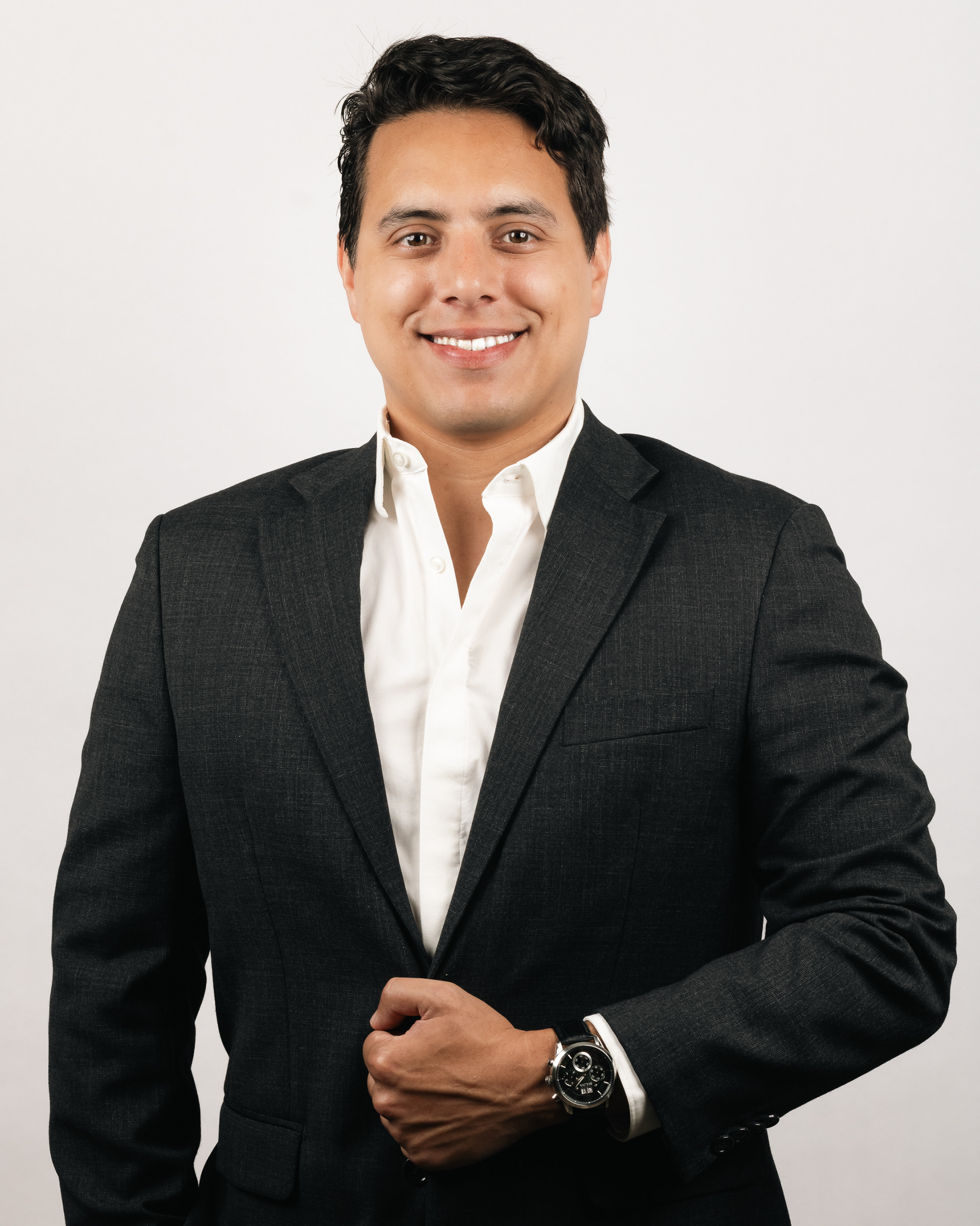 Fotografía empresarial tipo headshot para perfil corporativo.