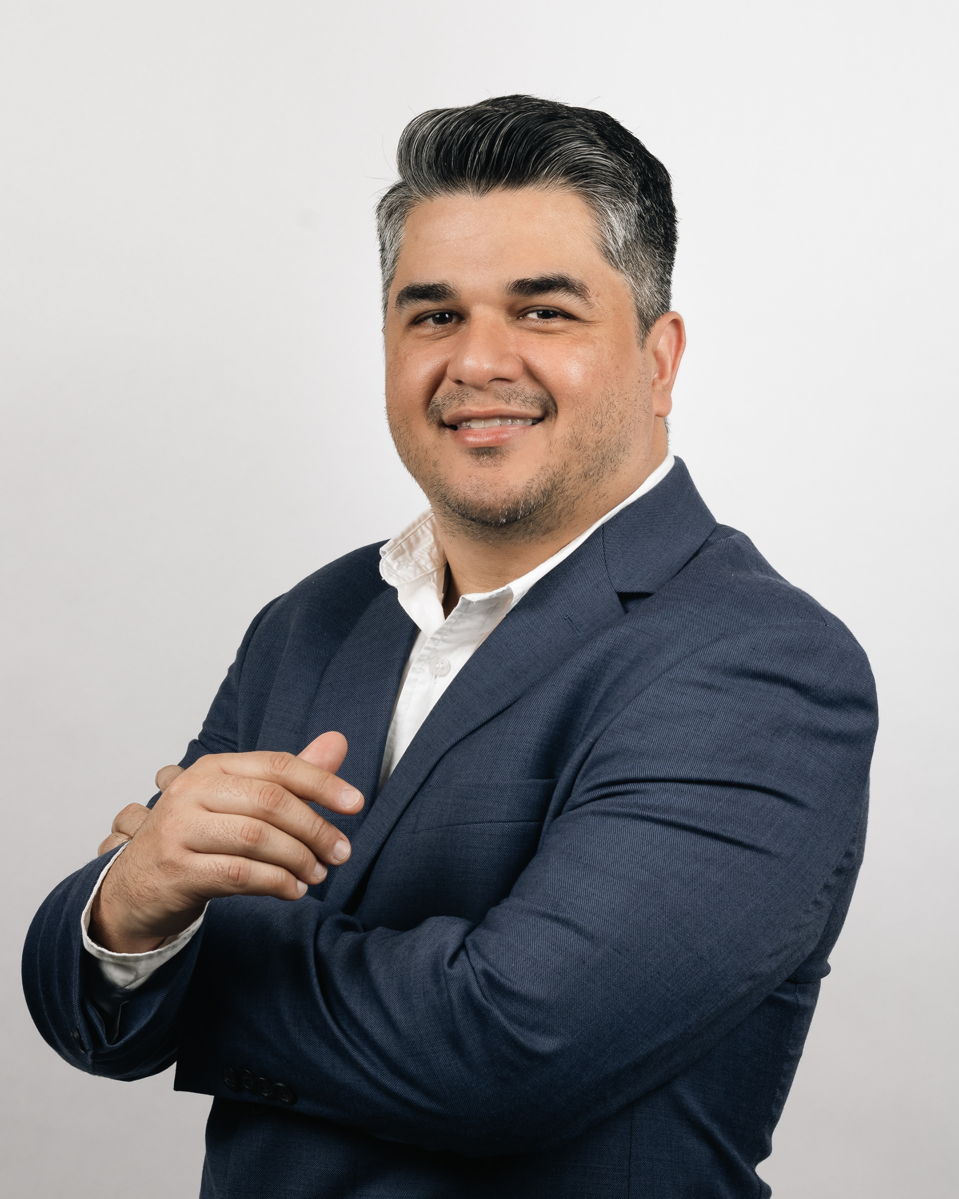 Fotografía empresarial tipo headshot para perfil corporativo.