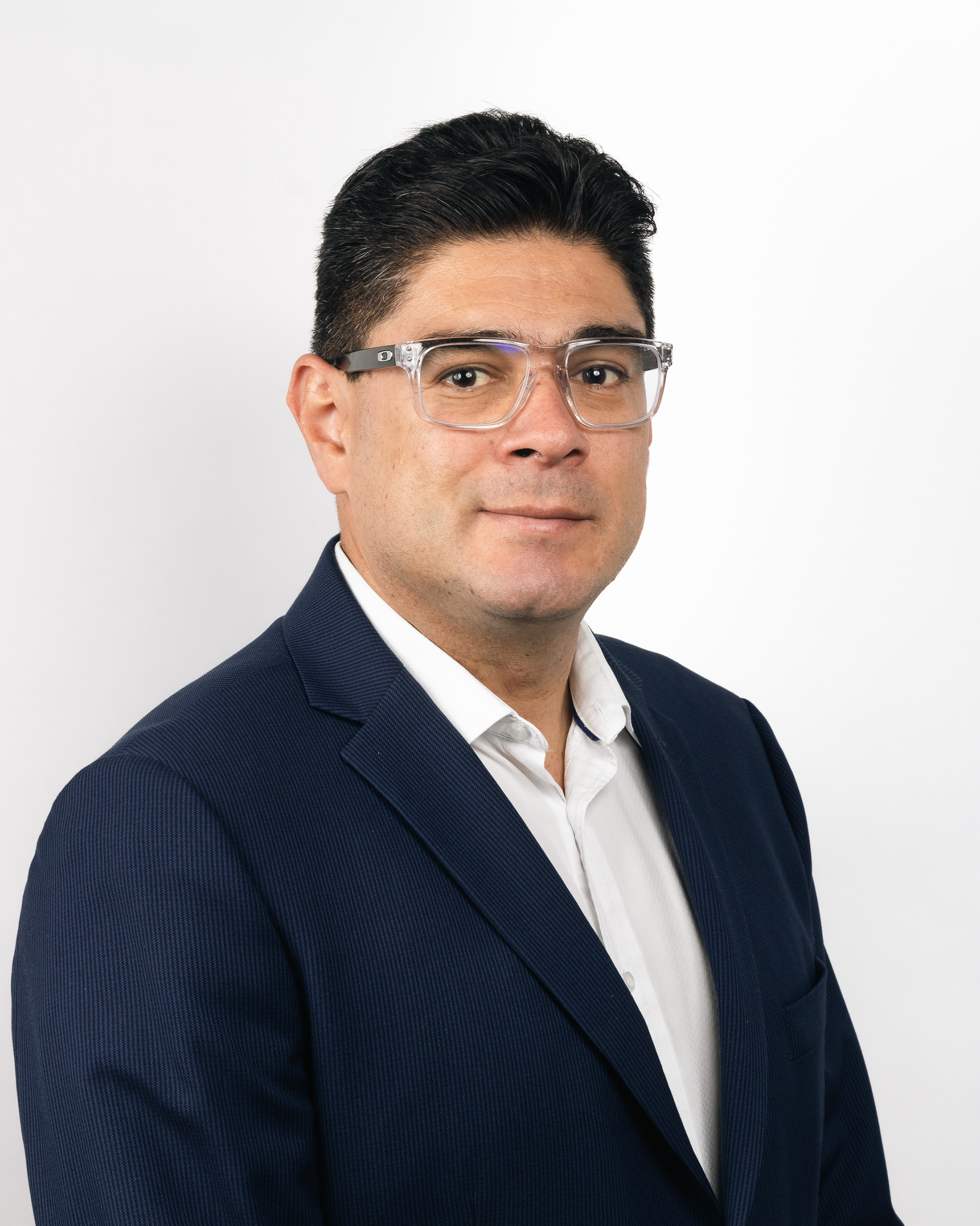Fotografía empresarial tipo headshot para perfil corporativo.