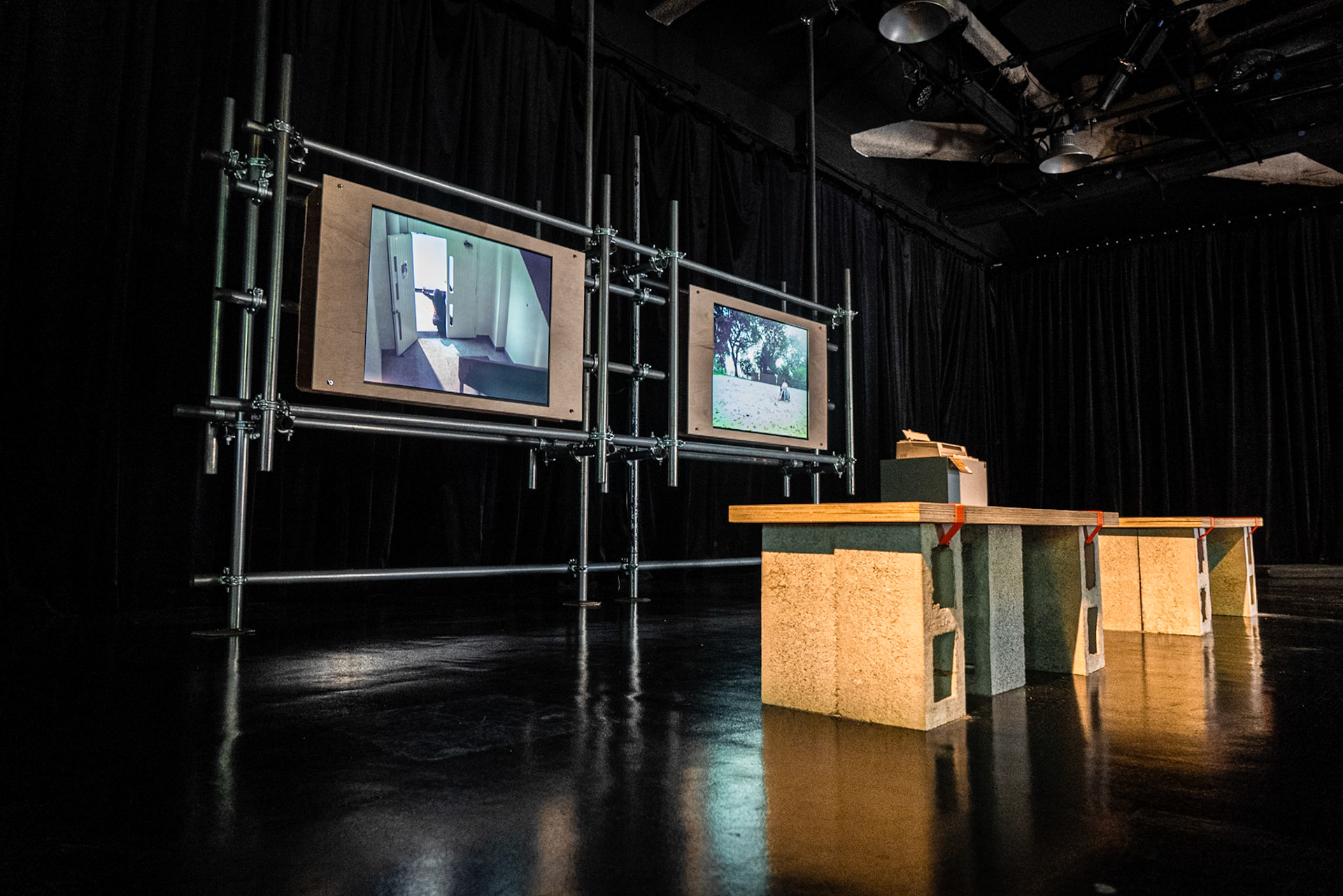 Two-screen structure