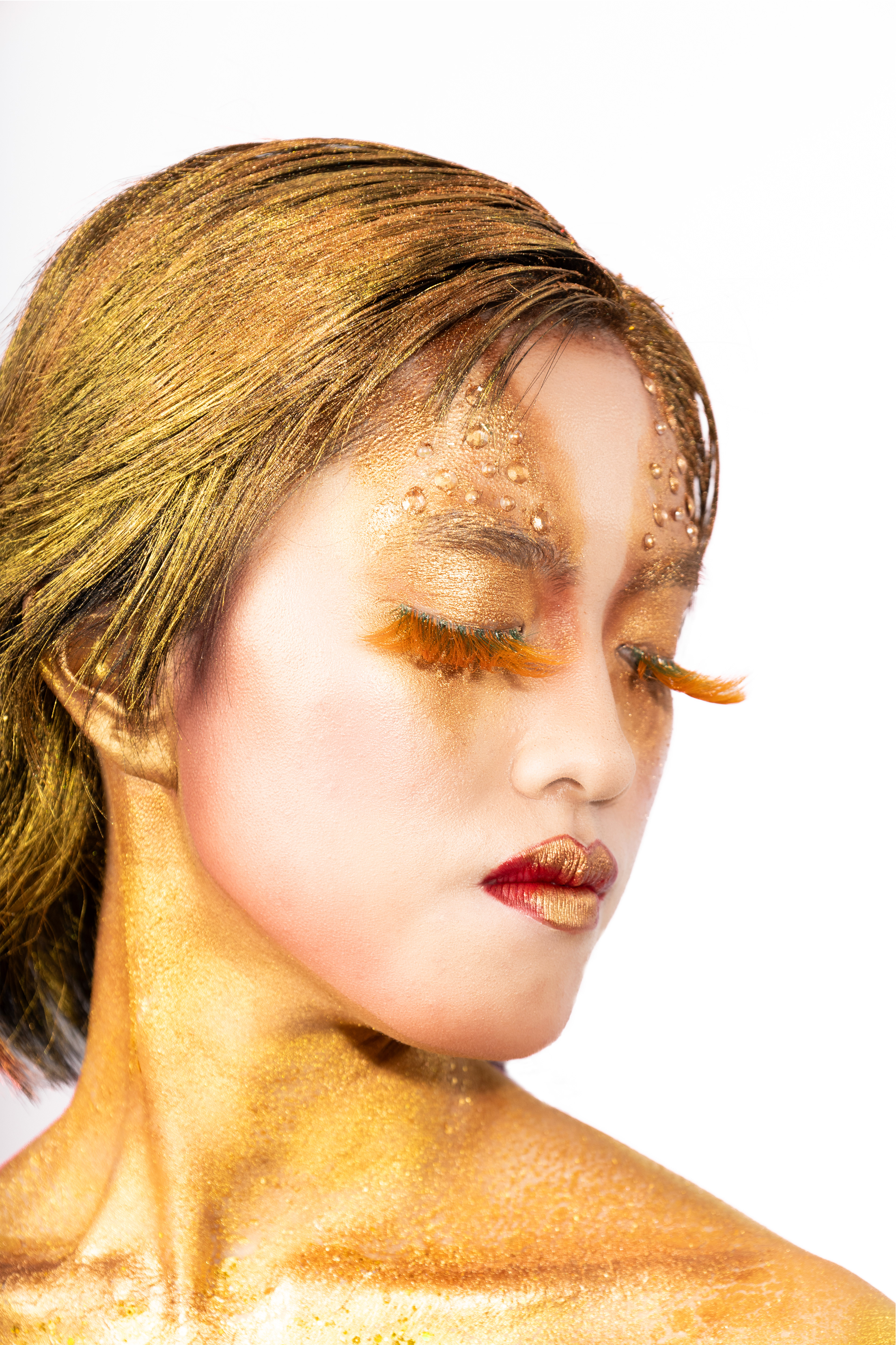 Chica china con maquillaje artístico y pestañas largas, cuerpo pintado con body painting de estilo africano, ropa africana decorativa, vista de tres cuartos, manos visibles, ojos claros, arte corporal detallado, estilo creativo y moderno