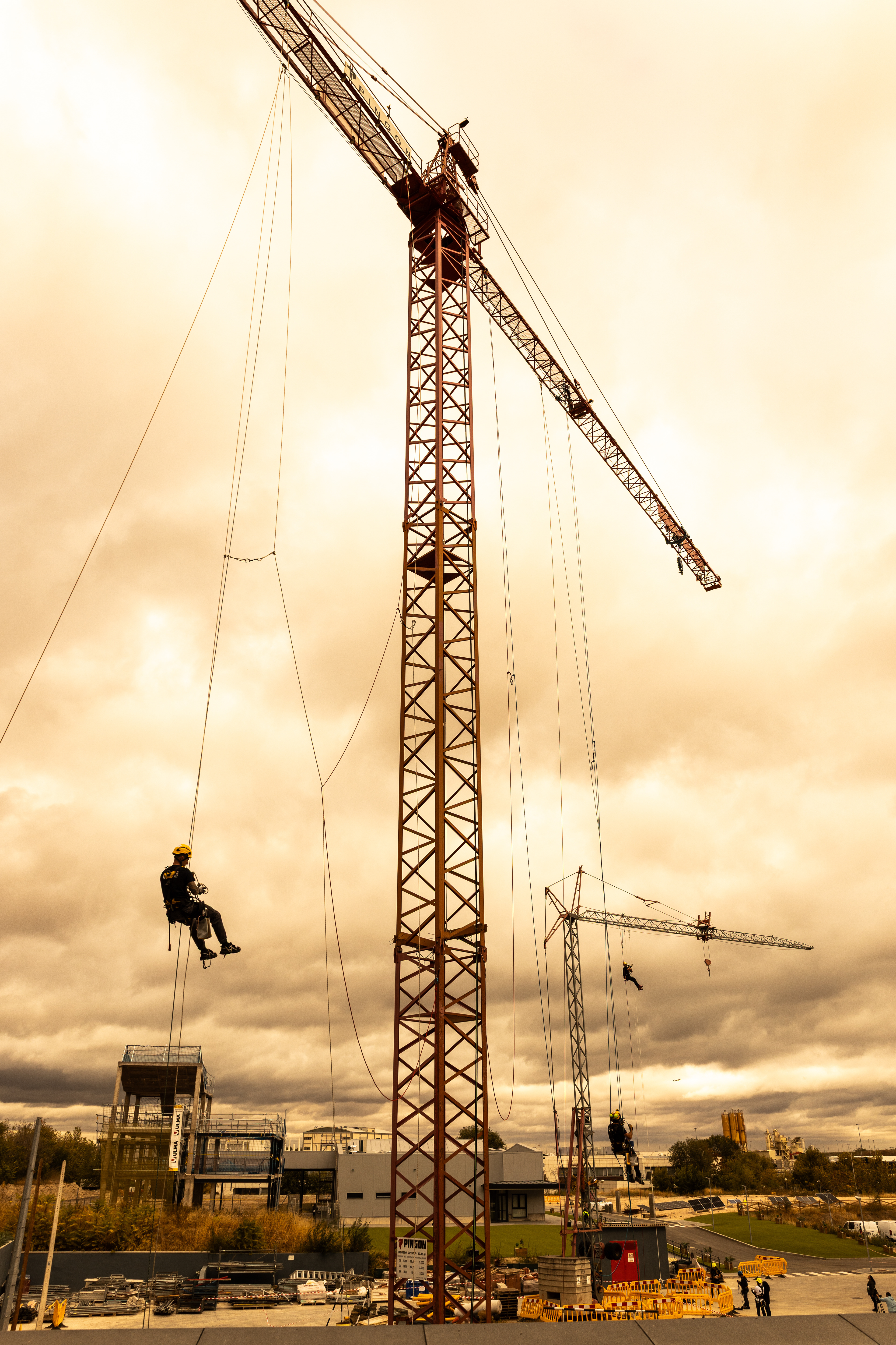 personas subidas con cuerdas foto para una competición en la alturas en madrid una foto tirada por cheirys filmmaker en madrid   si quieres la mejores fotos para tus evento el es la mejor opción 