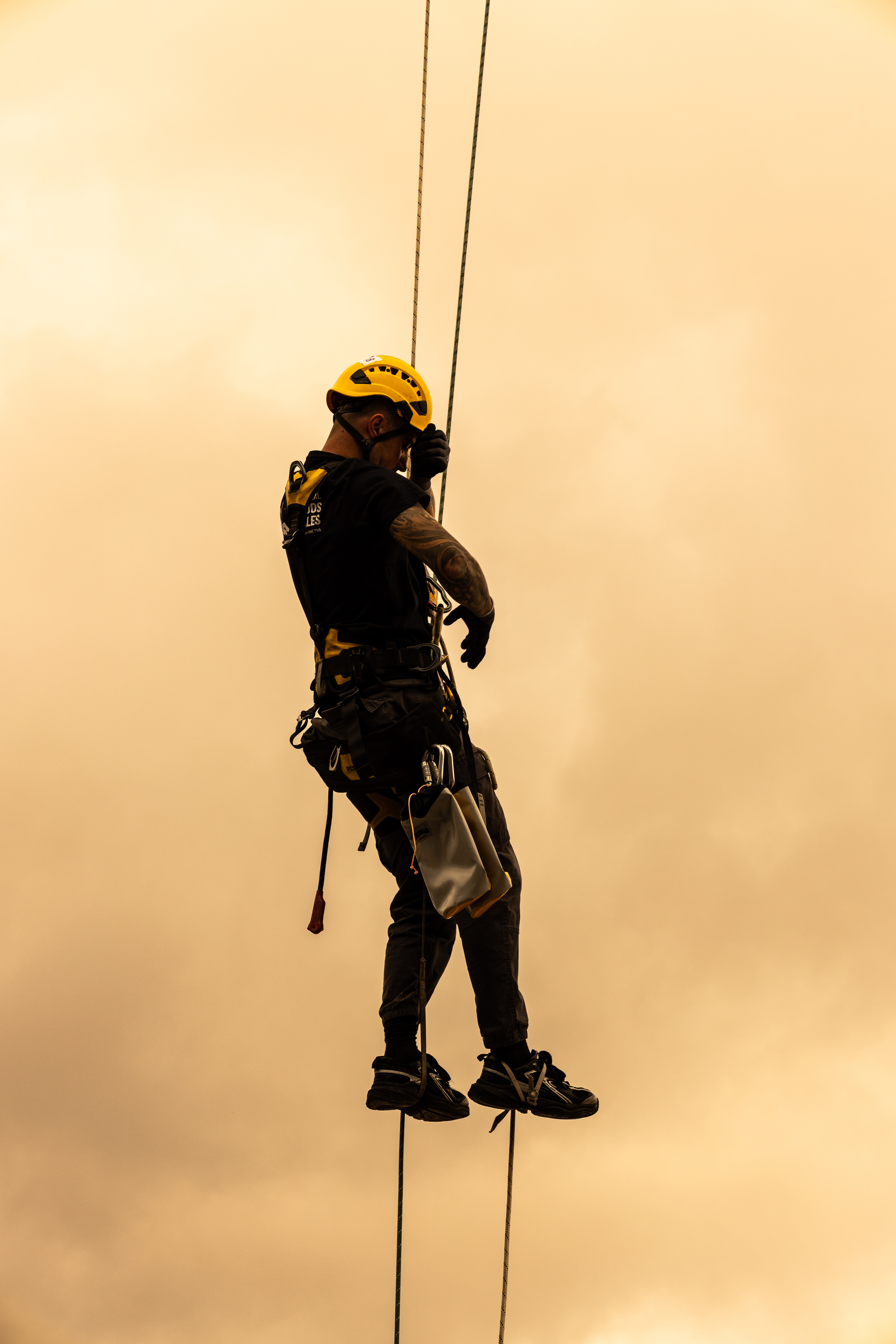 trabajos verticales hombre subido en cuerda en las alturas con el mejor equipo y una de las fotos premia como foto del año en fotografia de madrid por cheirys filmmaker si quieres que haga foto para tu empresa no dudes en llamerle o escribirle un correo por que mira el nivel de fotografía 