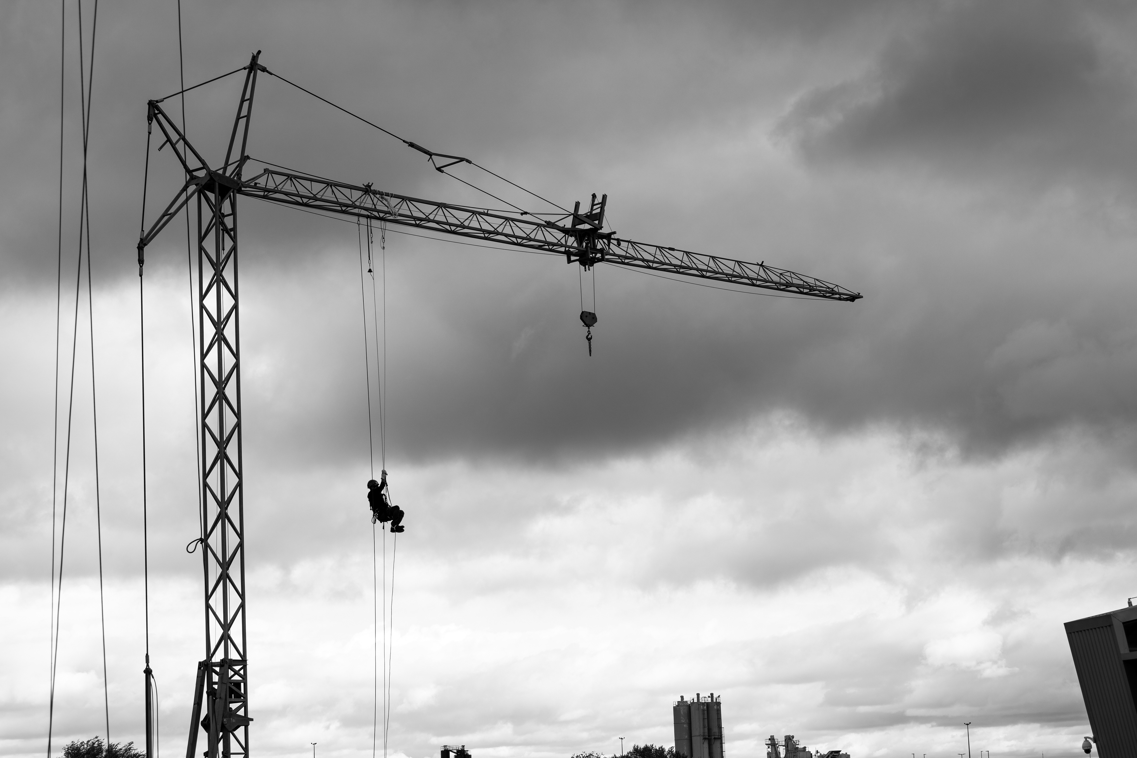 hombre subido en grúa trabajos verticales  primer campeonato de trabajos verticales en madrid conpetión a nivel europeo y mundial 