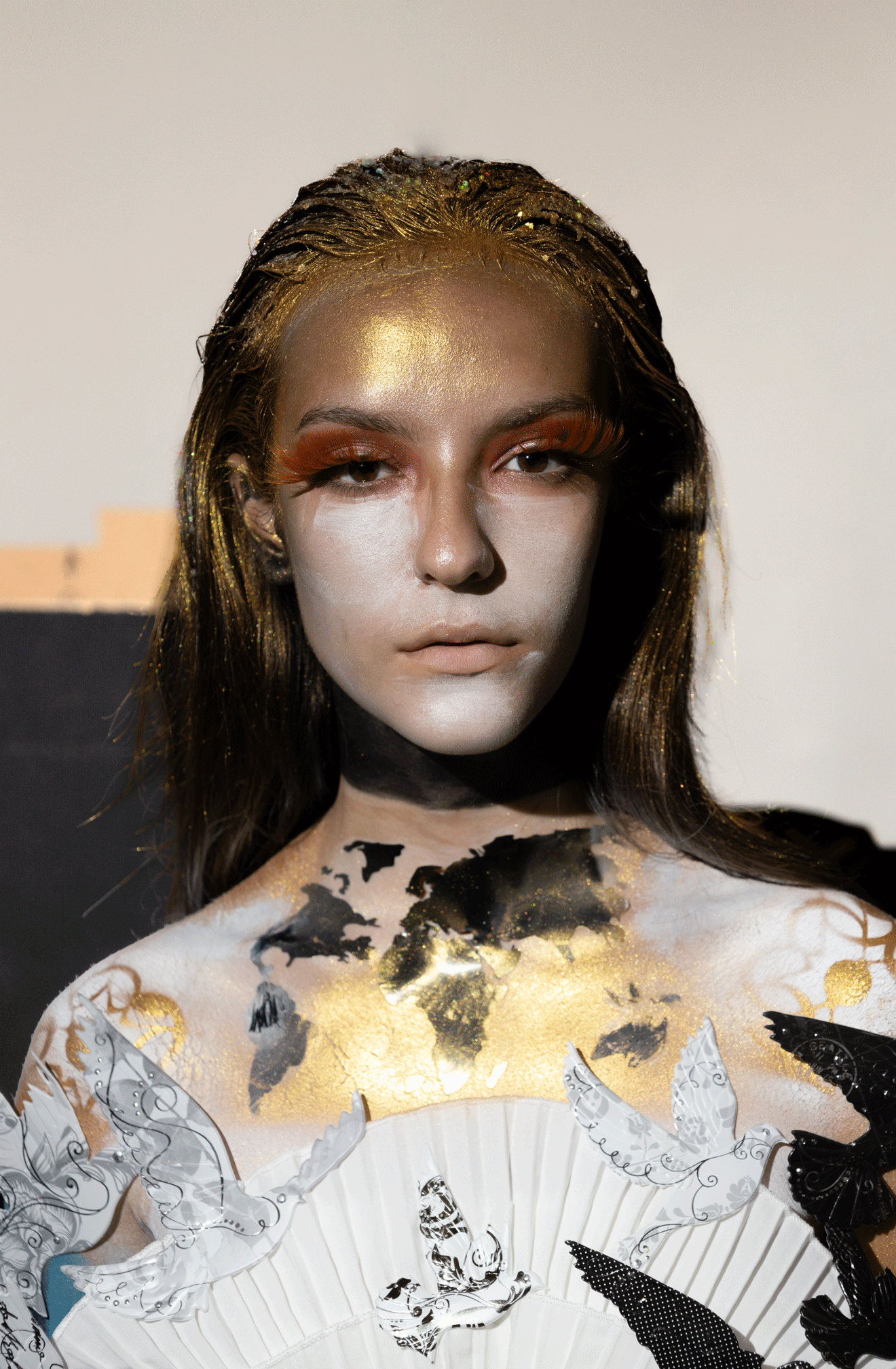 chica modelo de madrid esta posando para una revista destacada a nivel mundil donde se le hace una entrevista al mejor fotografo de madrid cheirys filmmaker una empresa que se dedica hacer fotos para empresas nacionales y internaciones 