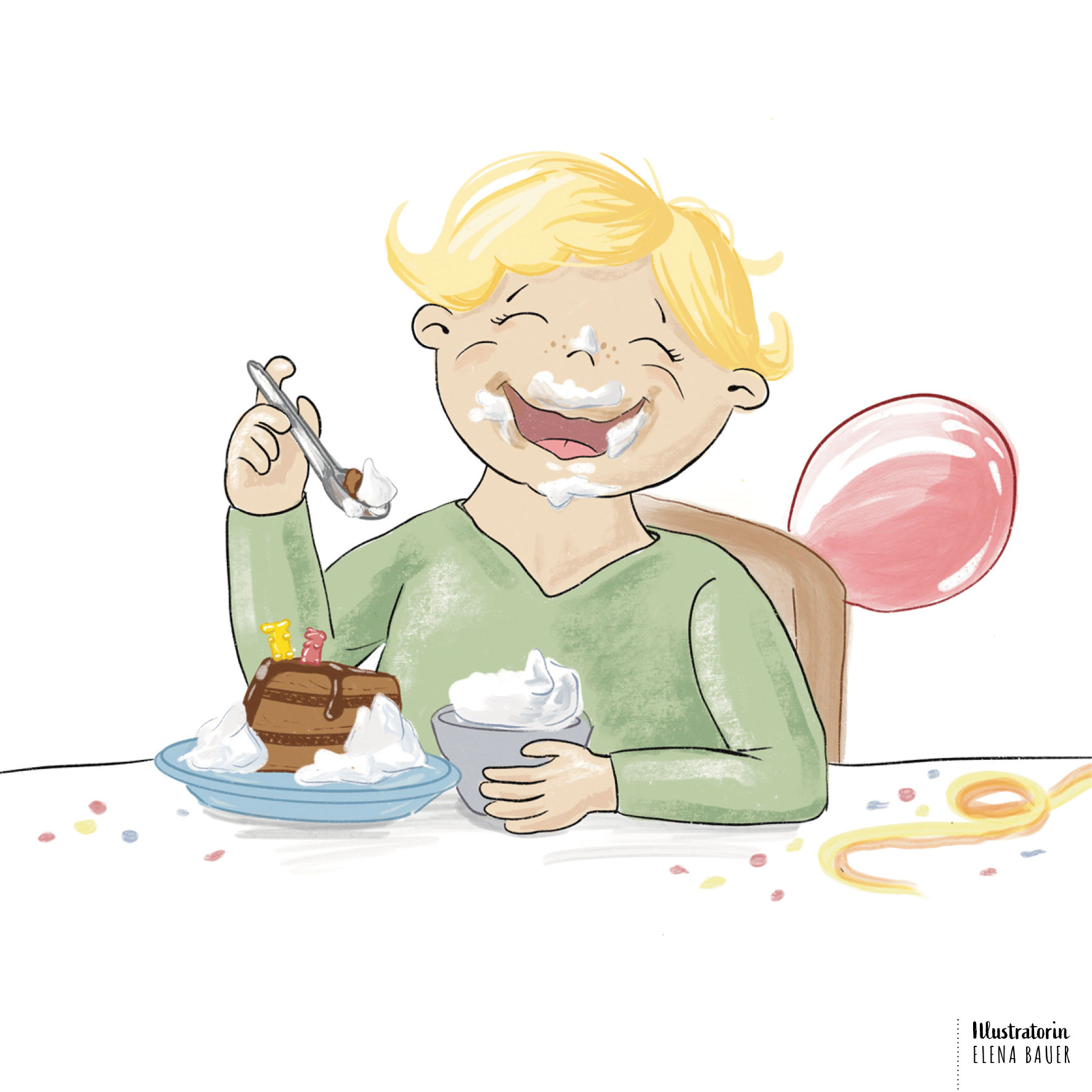 Fröhlicher Junge am Geburtstag isst Kuchen und Sahne