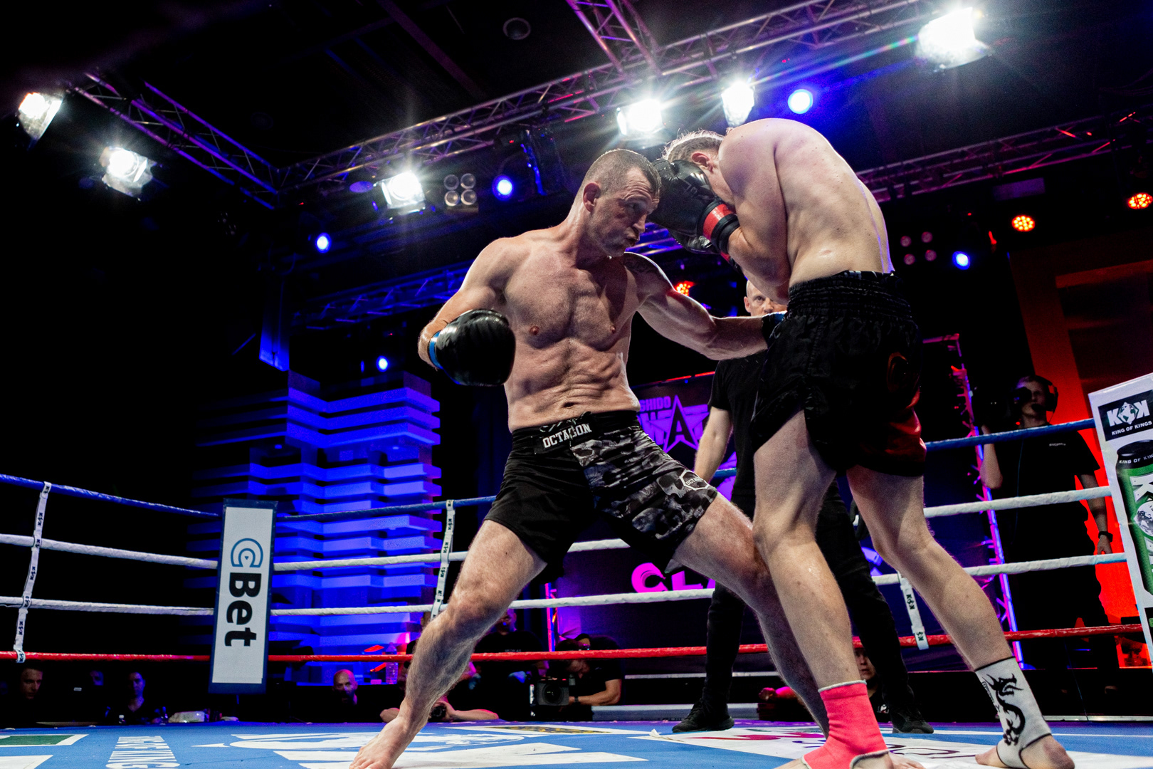 Kovotojas smūgiuoja TARPTAUTINIO TURNYRO BUSHIDO SWAT’78 / KOK SPECIAL SUMMER EDITION metu