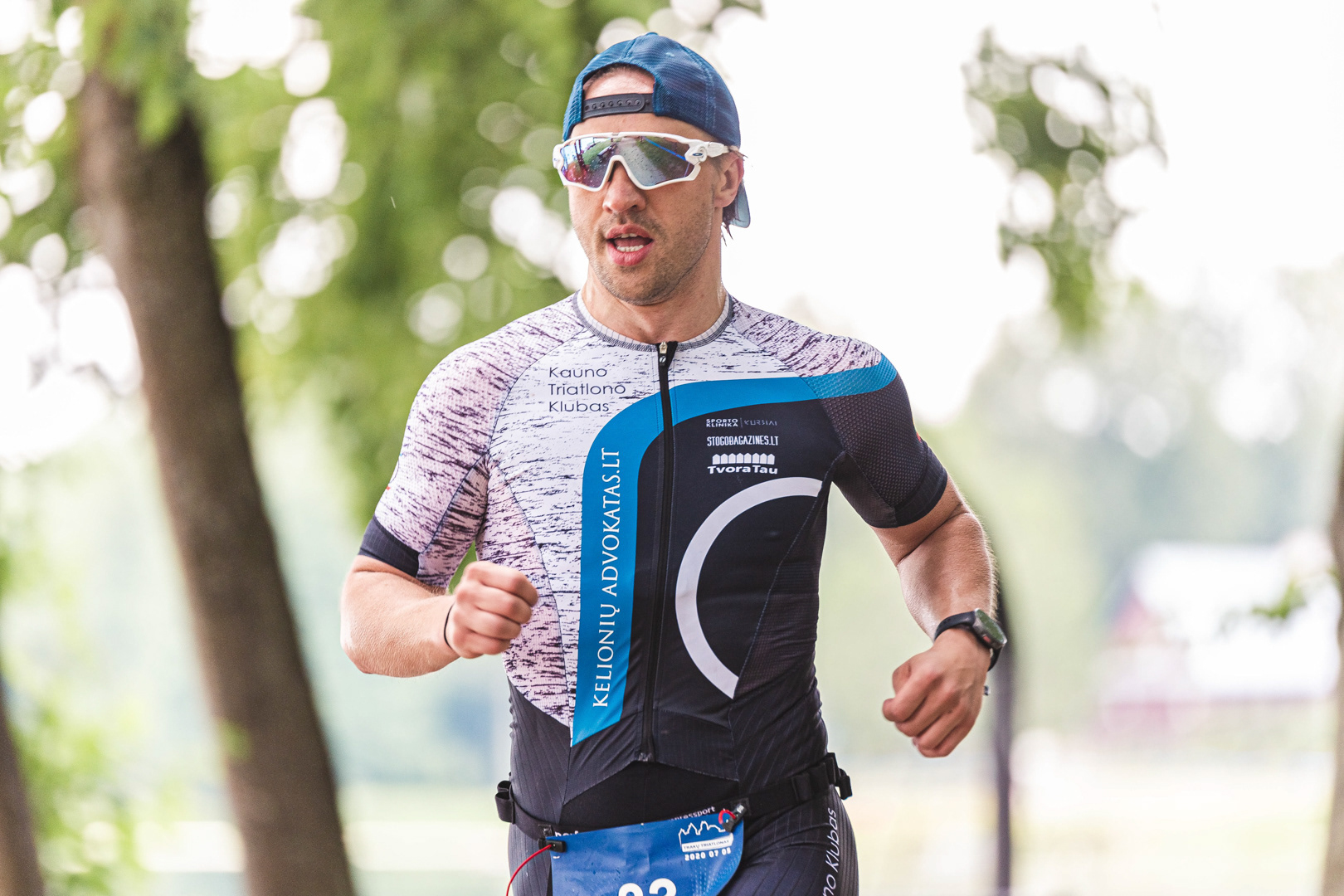 Nuotraukoje užfiksuotas triatloninkas paskutinės triatlono rungties – bėgimo metu