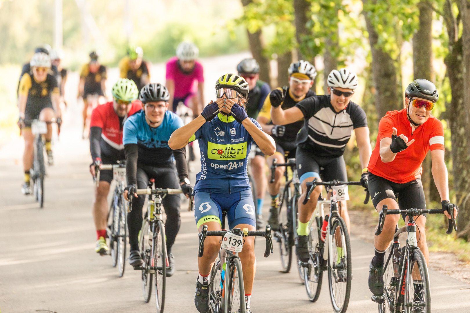 Dviratininkė siunčia oro bučinį kasmetinio Elektrėnai Gran Fondo dviračių maratono metu