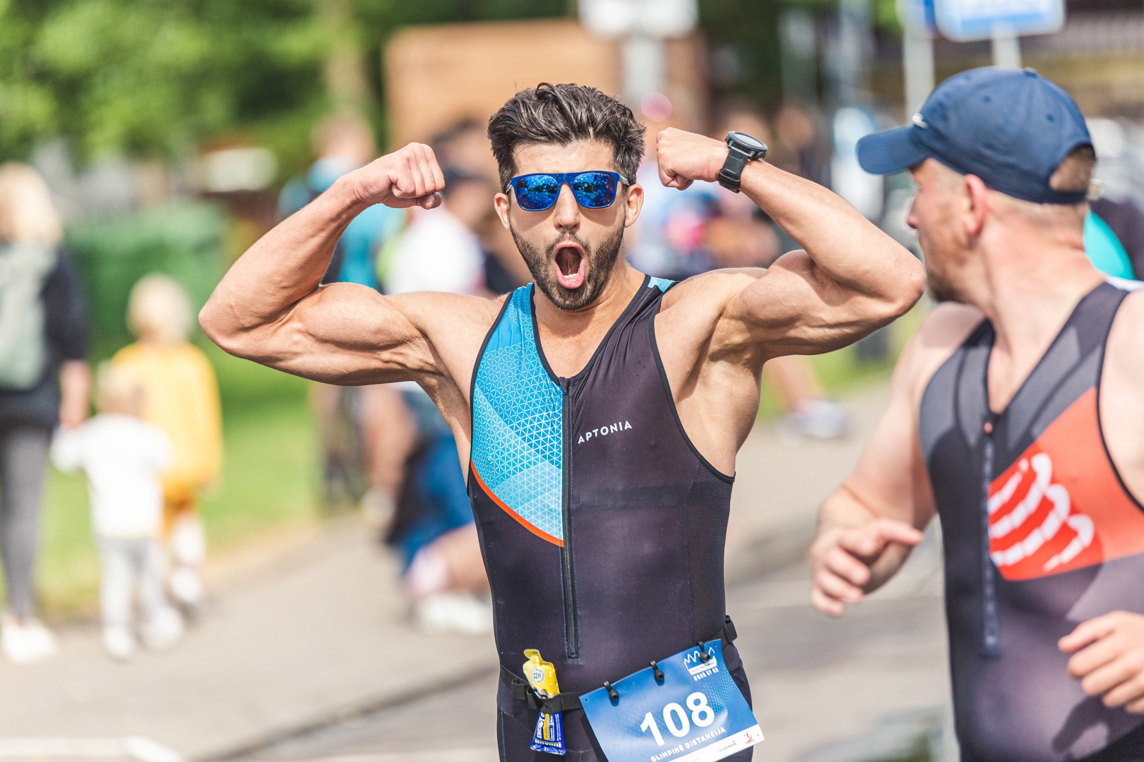 Bėgikas pozuoja paskutinės Trakų triatlono rungties – bėgimo metu