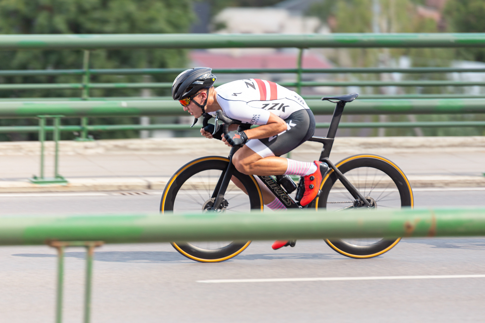 Dviratininkas leidžiasi nuo kalno Kauno Plento dviračių lenktynėse