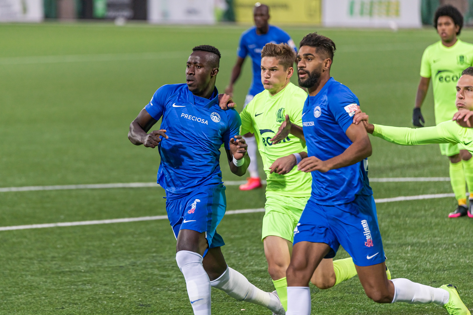 R. Šveikauskas (Vilniaus Riteriai)  grumiasi dėl vietos baudos aikštelėje su varžovais iš FC SLOVAN komandos  UEFA EUROPOS LYGos atrankos rungtynėse 