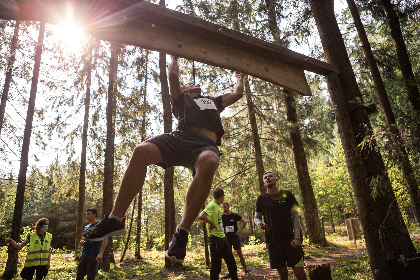 Sportininkas įveikia kliūtį OCR bėgimo varžybų metu