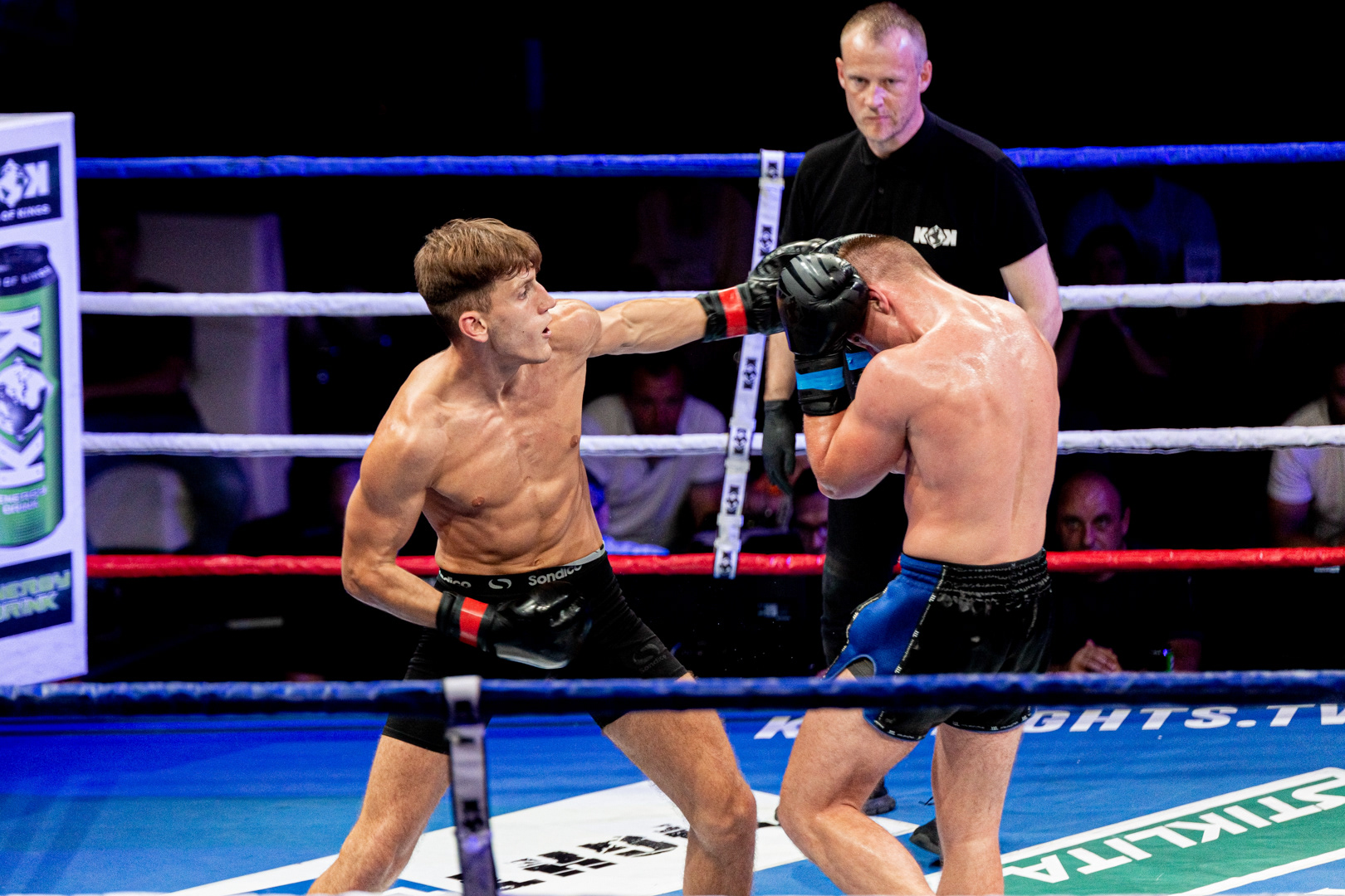 Kovotojas smūgiuoja TARPTAUTINIO TURNYRO BUSHIDO SWAT’78 / KOK SPECIAL SUMMER EDITION metu