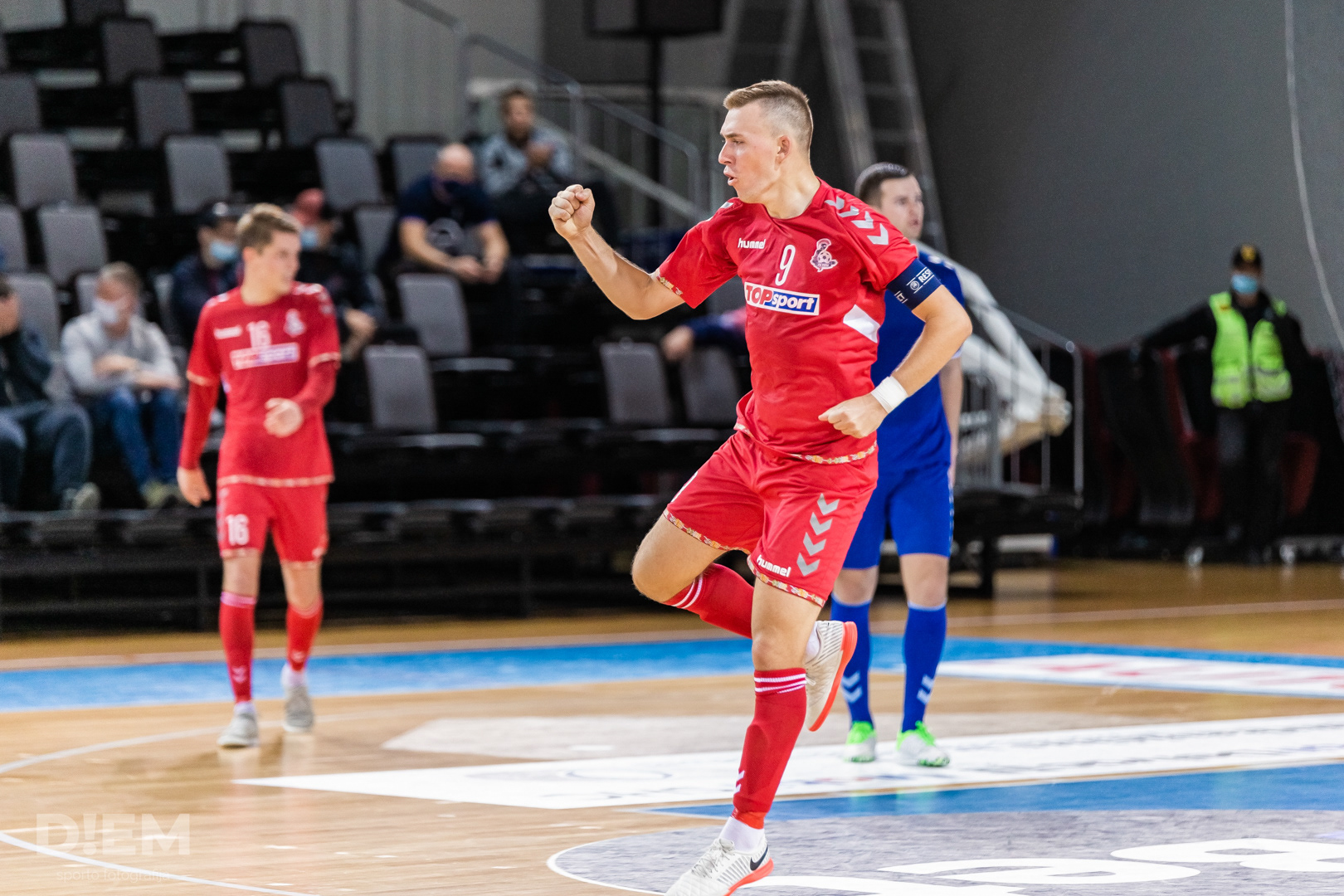 Kauno Vyčio žaidėjas J. Zagurskas švenčia įvartį taurės finalo metu