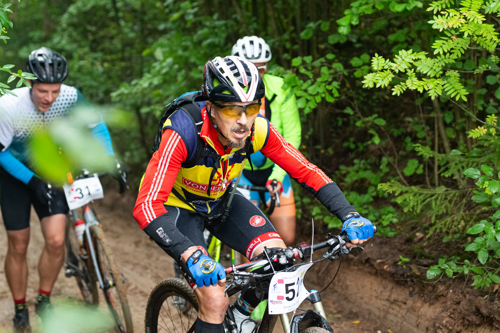 Dviratininkas mina į kalną Sparnai GX gravel lenktynių metu