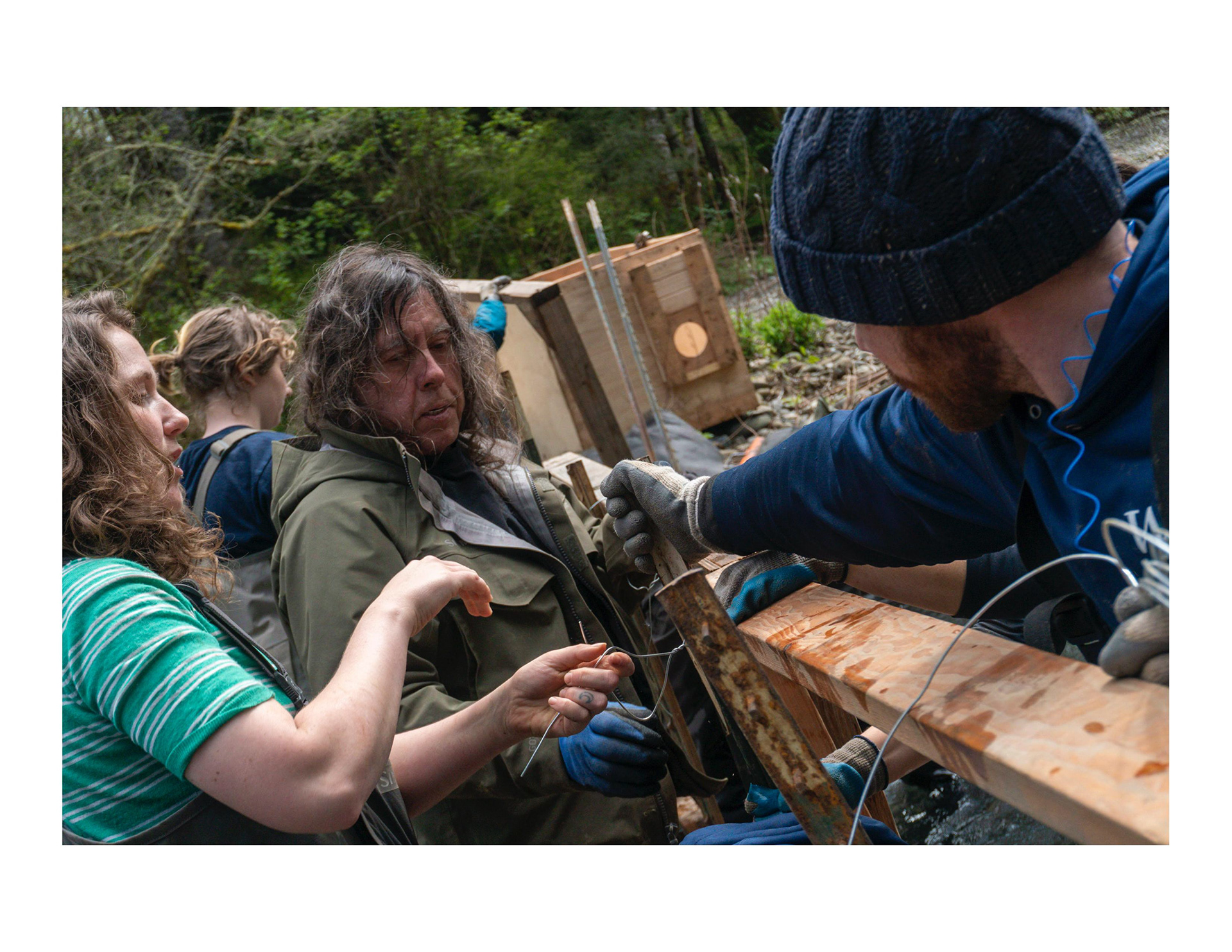 Fastening weir fence to the support beams.
