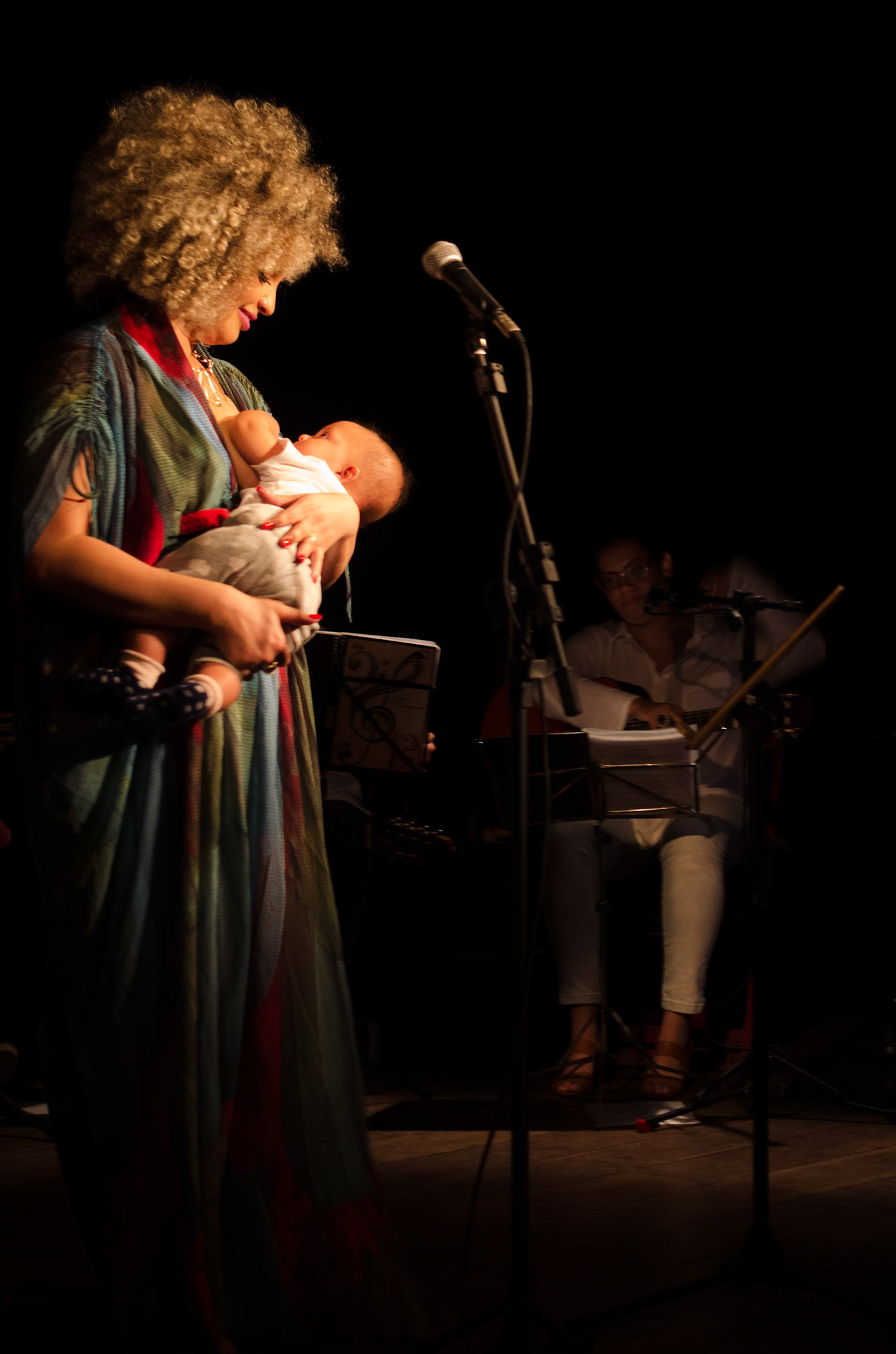 Júlia Rocha com Gabi, no show Cheiro de Flor