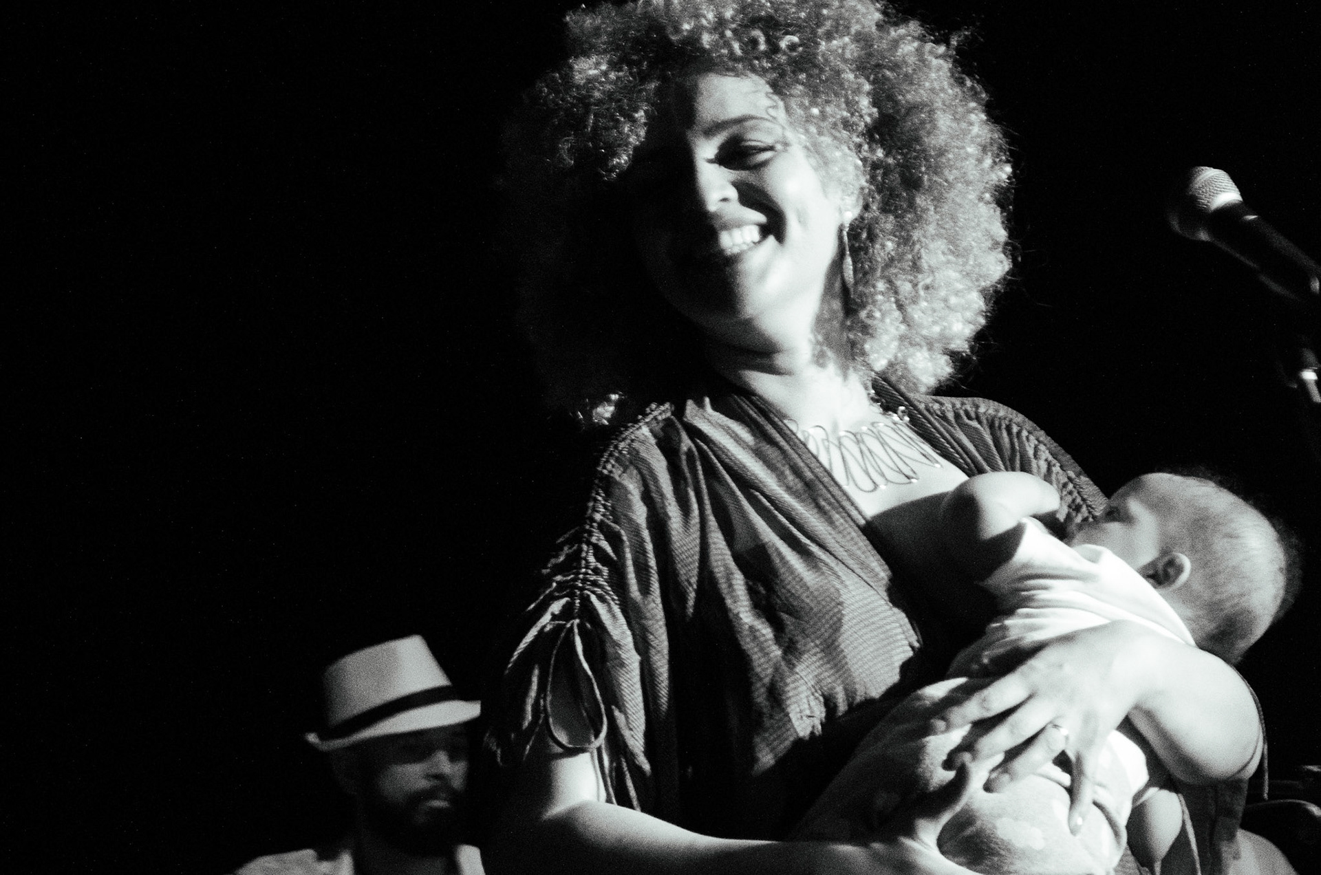 Júlia Rocha com Gabi, no show Cheiro de Flor