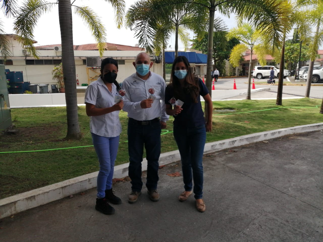 Colaboradores con sus chocolates.