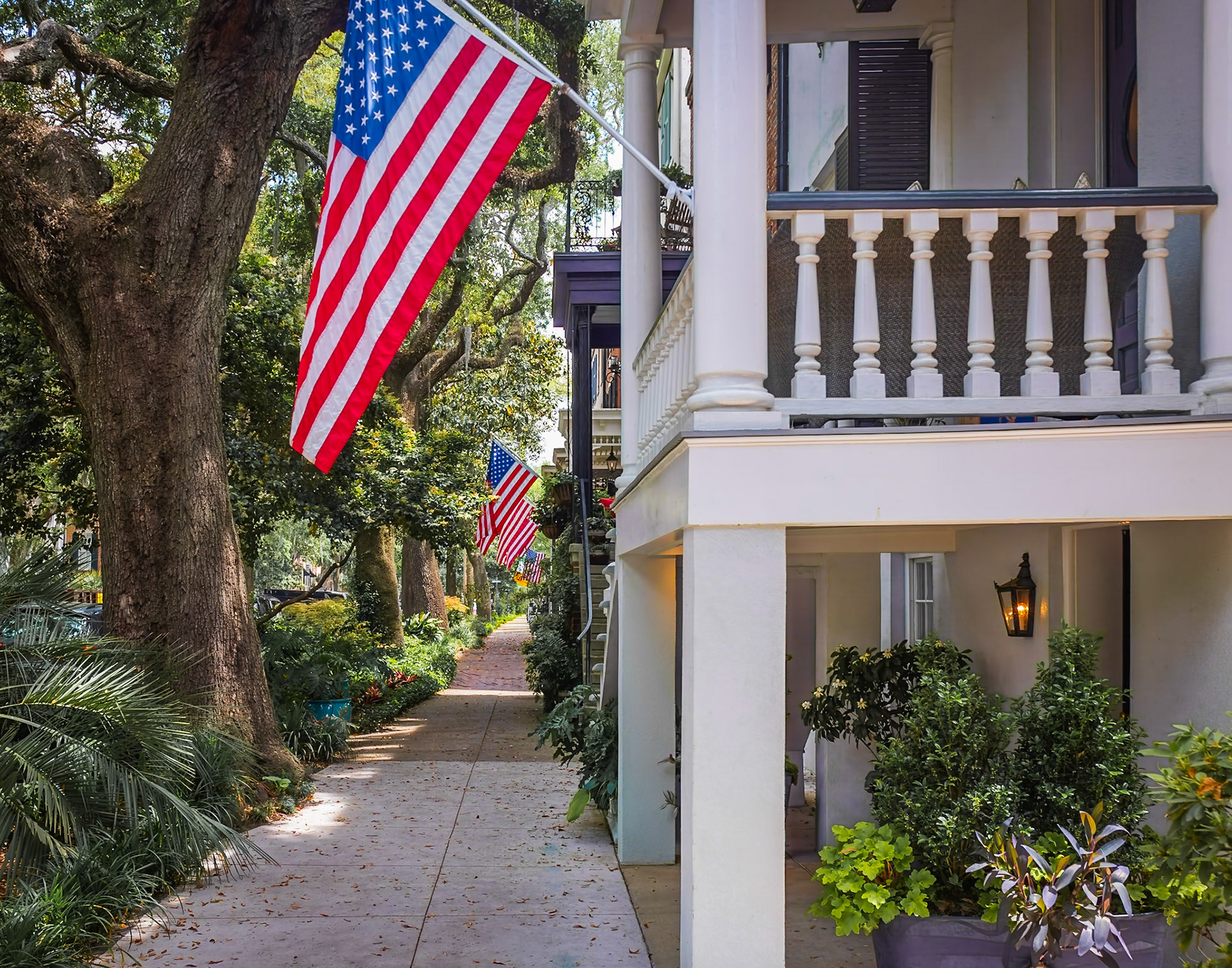 Street view of historic homes in Savannah, Georgia