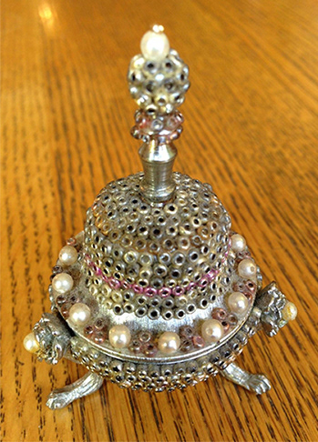 SACCHARIN WELL: glued seed beads