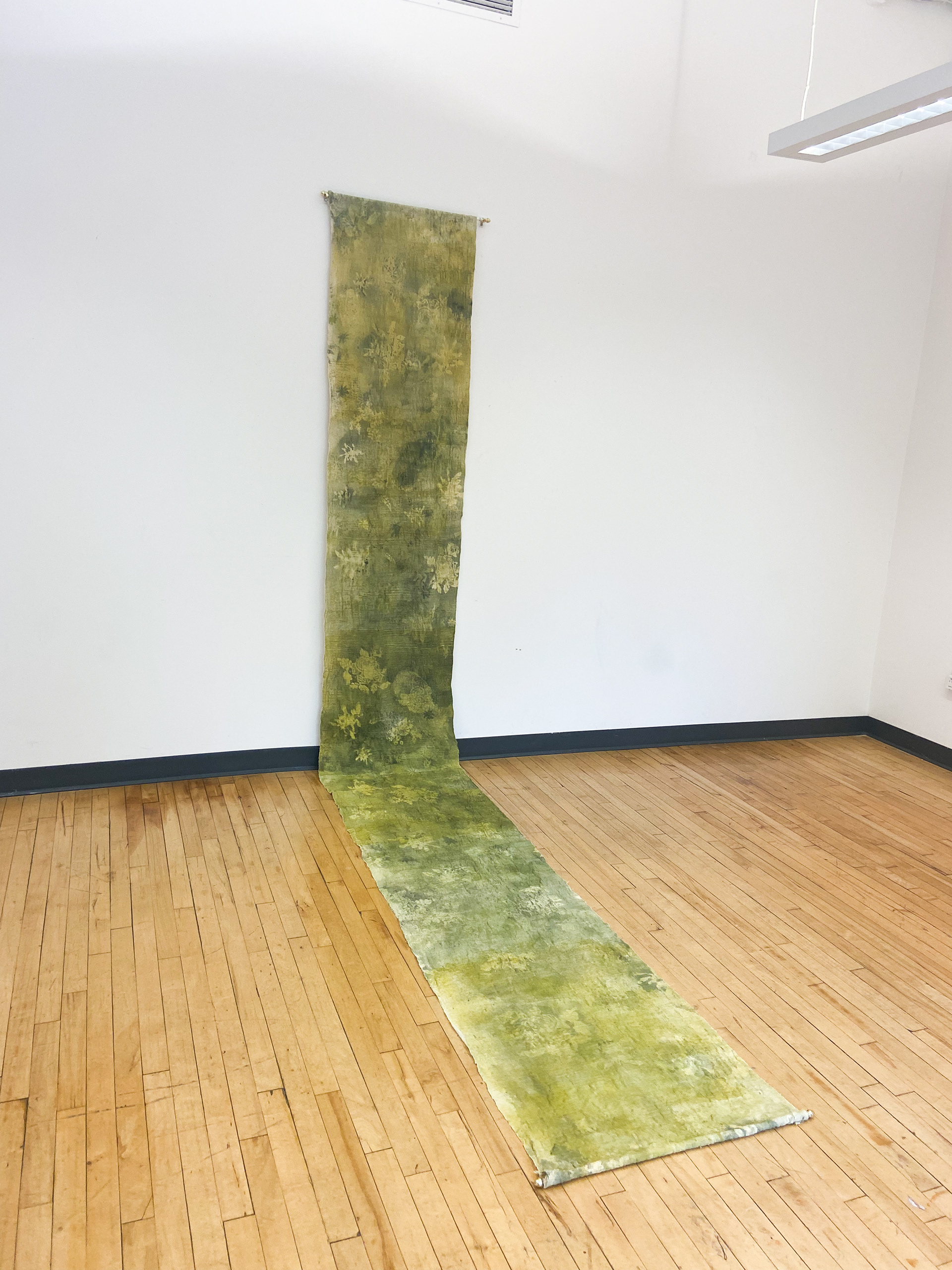 Arsenic (2023)  65 x 445 cm  Geverfd handgeweven katoen, gordijnrails