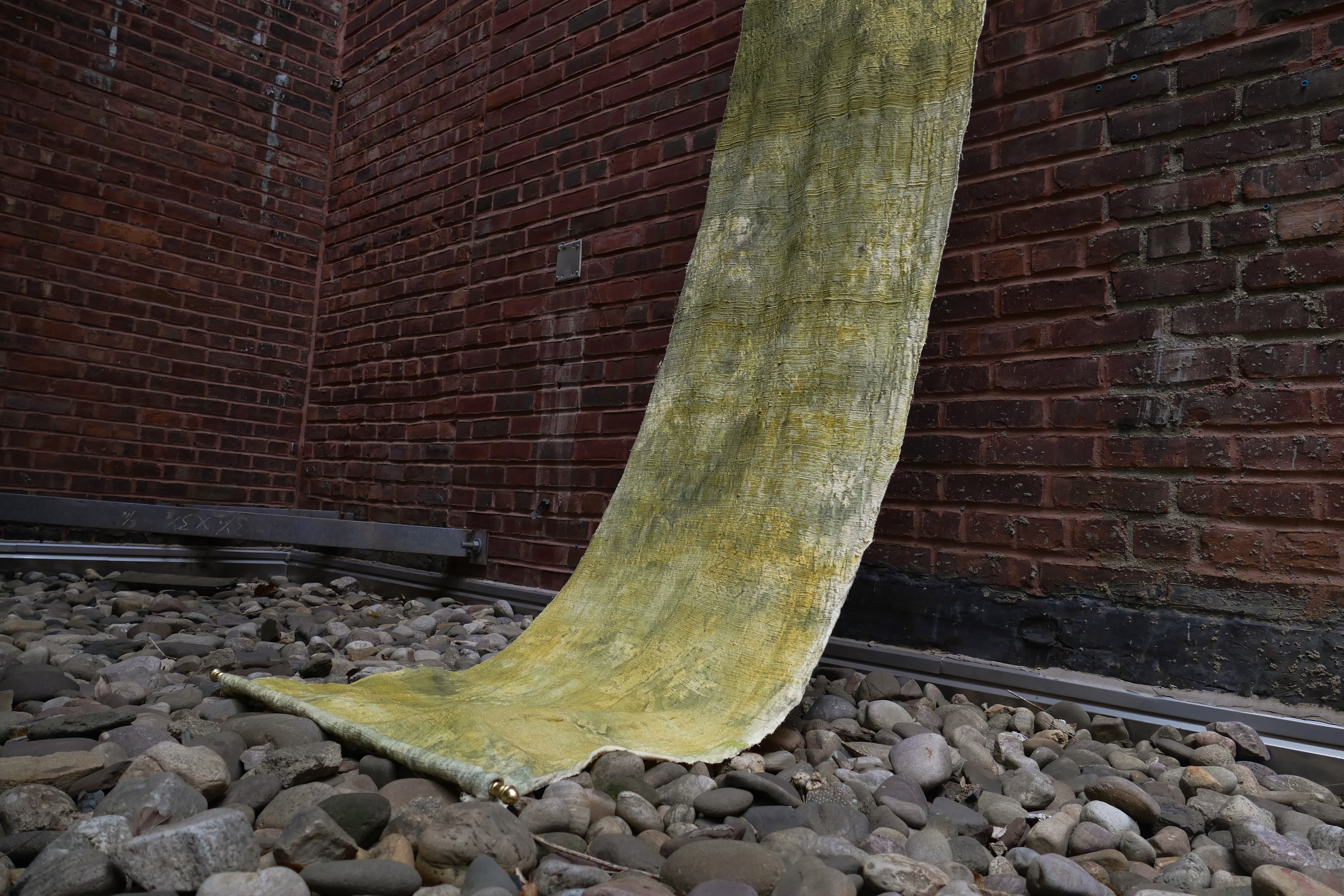 Arsenic (2023)  65 x 445 cm  Geverfd handgeweven katoen, gordijnrails