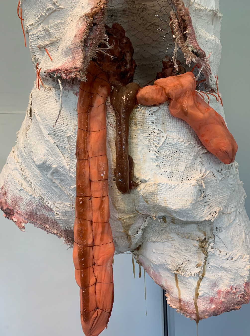 Exposed (2021) Gips, polyurethane pur, latex