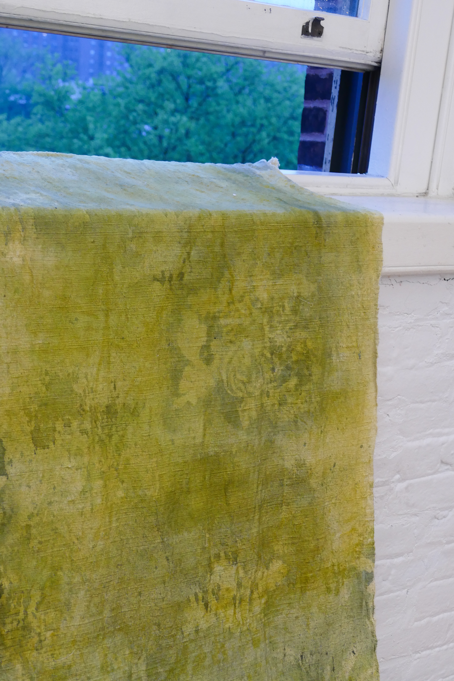 Arsenic (2023)  65 x 445 cm  Geverfd handgeweven katoen, gordijnrails