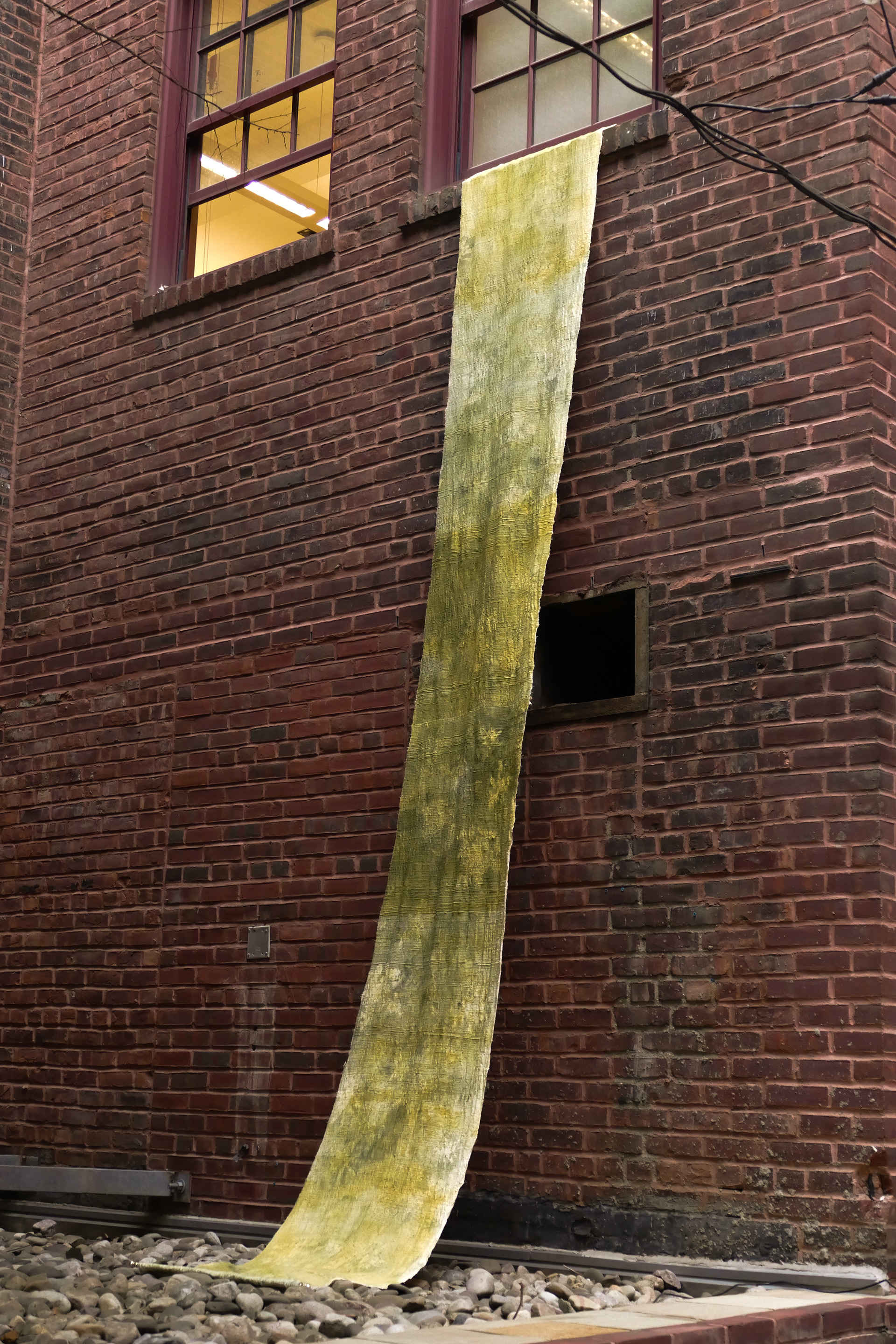 Arsenic (2023)  65 x 445 cm  Geverfd handgeweven katoen, gordijnrails