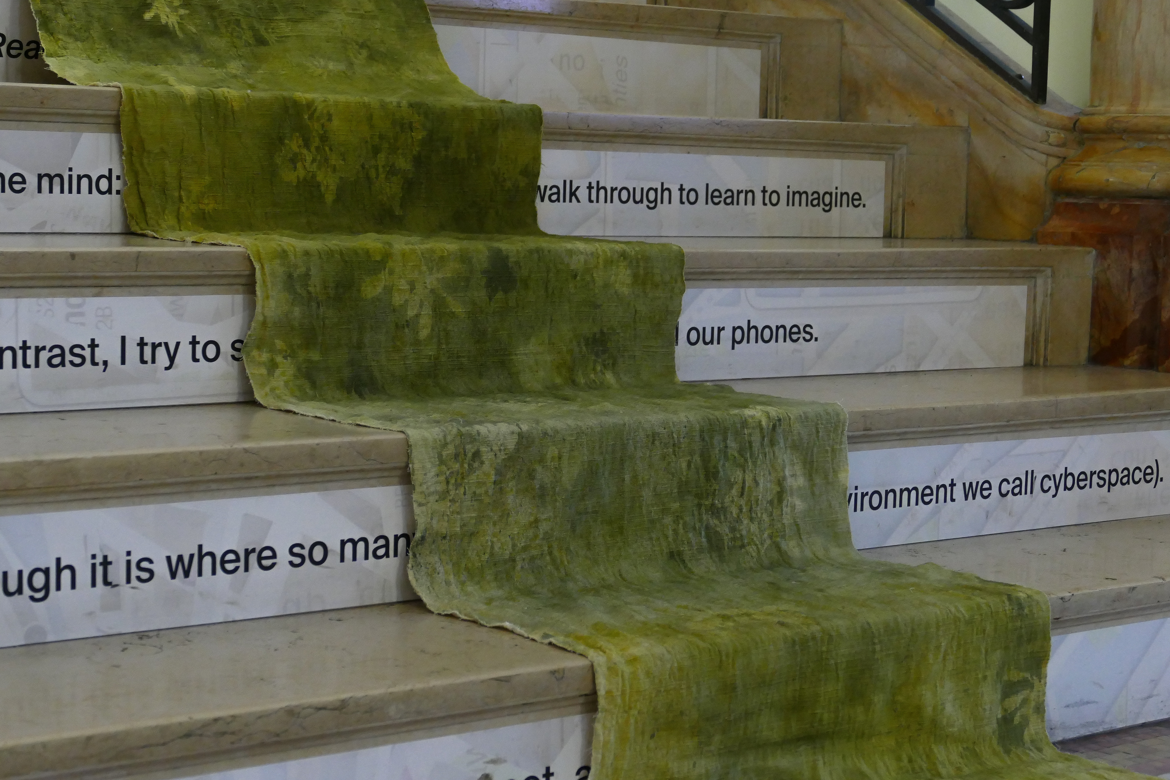 Arsenic (2023)  65 x 445 cm  Geverfd handgeweven katoen, gordijnrails