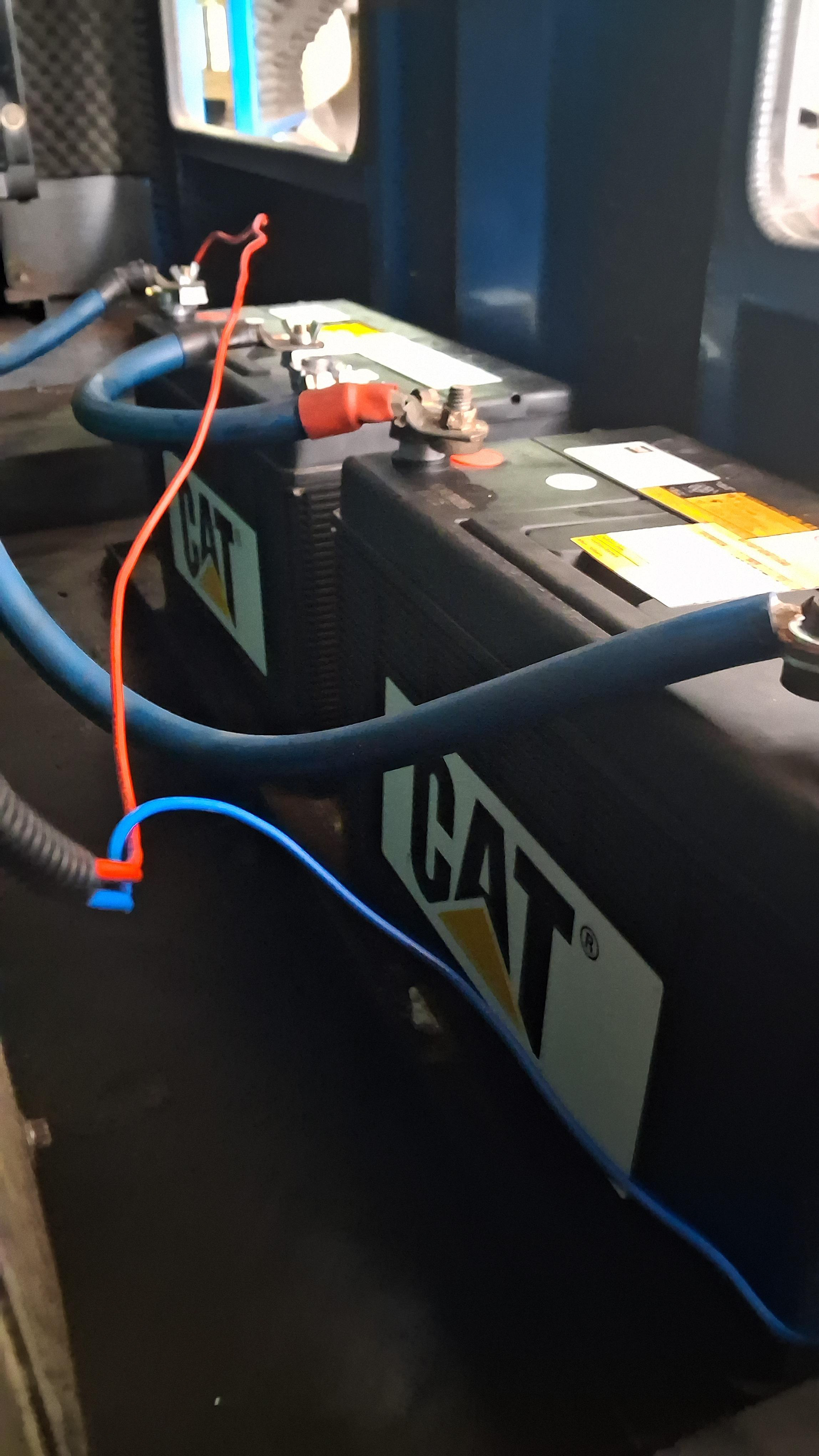 Penggantian AKI Genset dengan merek CAT