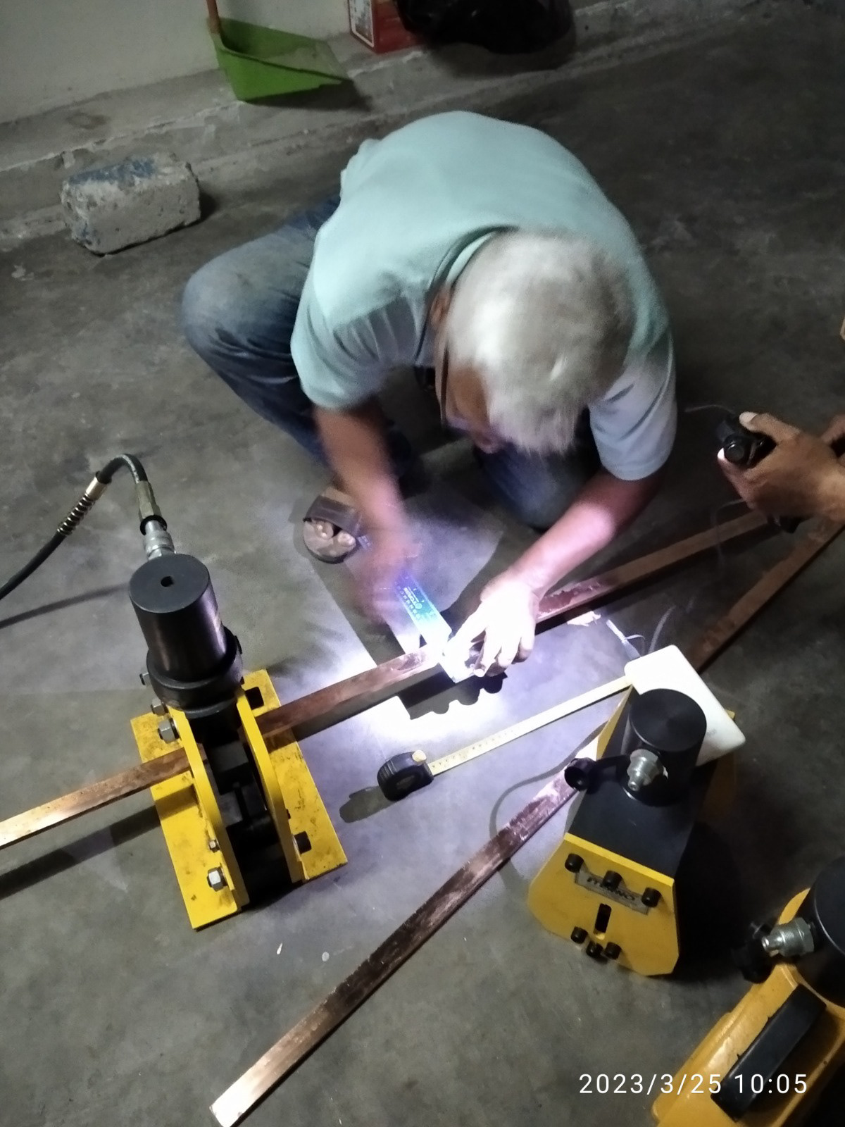 Proses Pemotongan Busbar dengan Alat Hidrolik