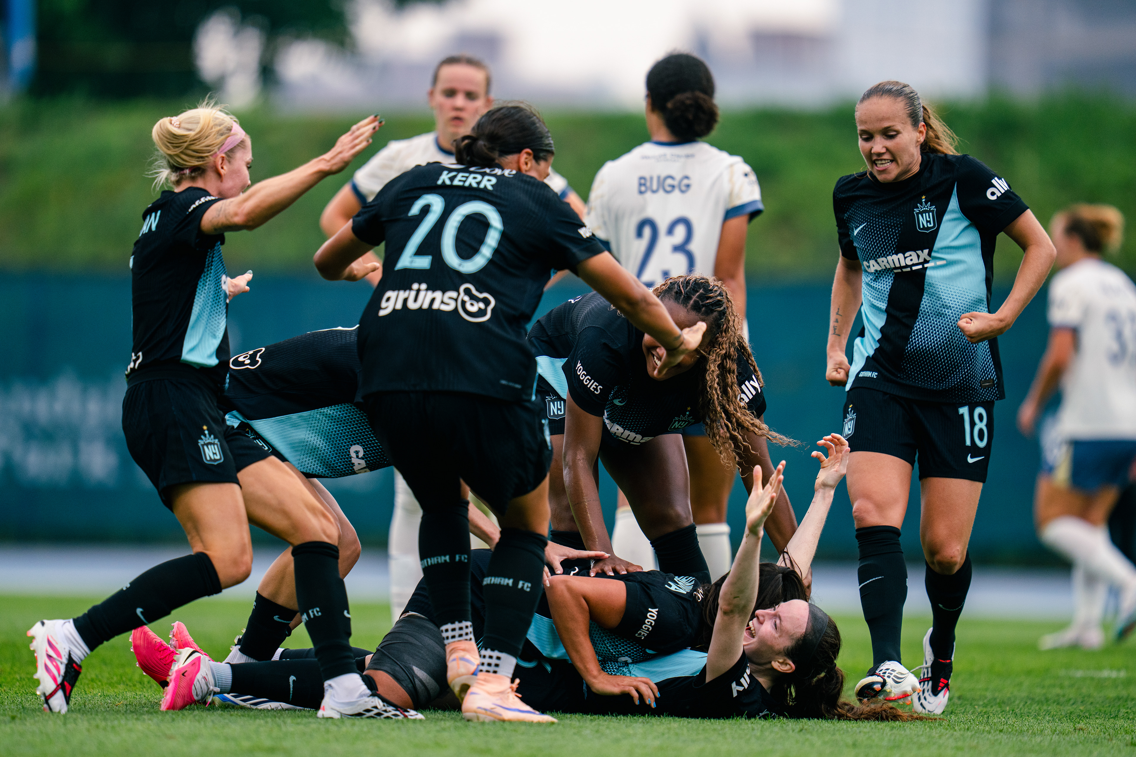 Rose Lavelle (16) game winning goal celebration against Seattle Reign FC