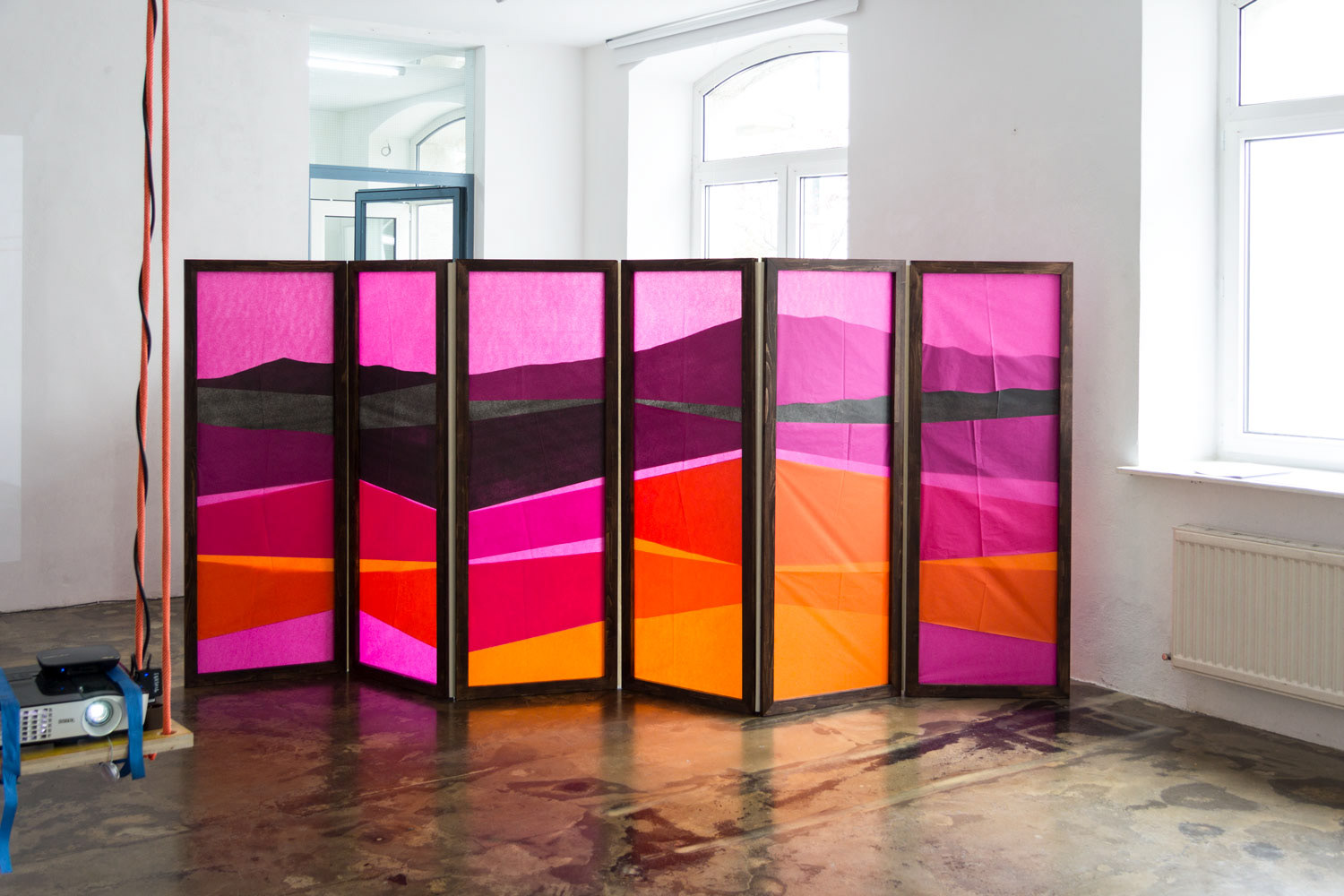 byōbu (whodunnit), 2021, Licht, Seidenpapier zwischen Holzrahmen/ beidseitig, 160 x 360 cm (ausgeführt vom whodunnit_workshop (Sophie Innmann, Sanna Reitz, Konstantin Friedrich)