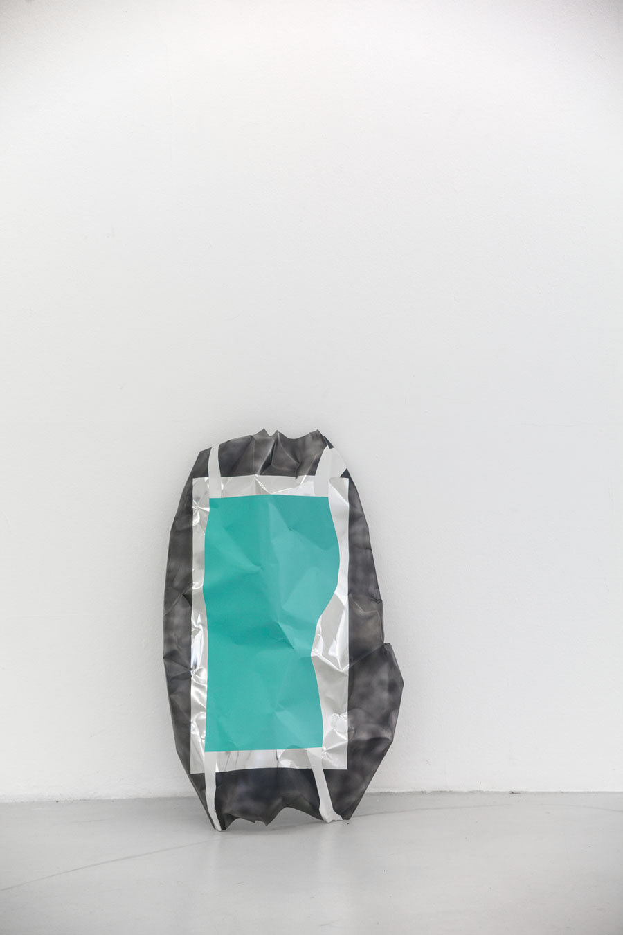 flatbag (guitar), 2021, Lack auf Weißblech / verzinnt, 80 × 70 cm