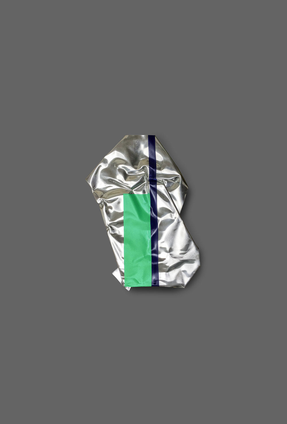 flatbag (hand), 2020, Lack auf Weißblech / verzinnt, 30 × 20 cm