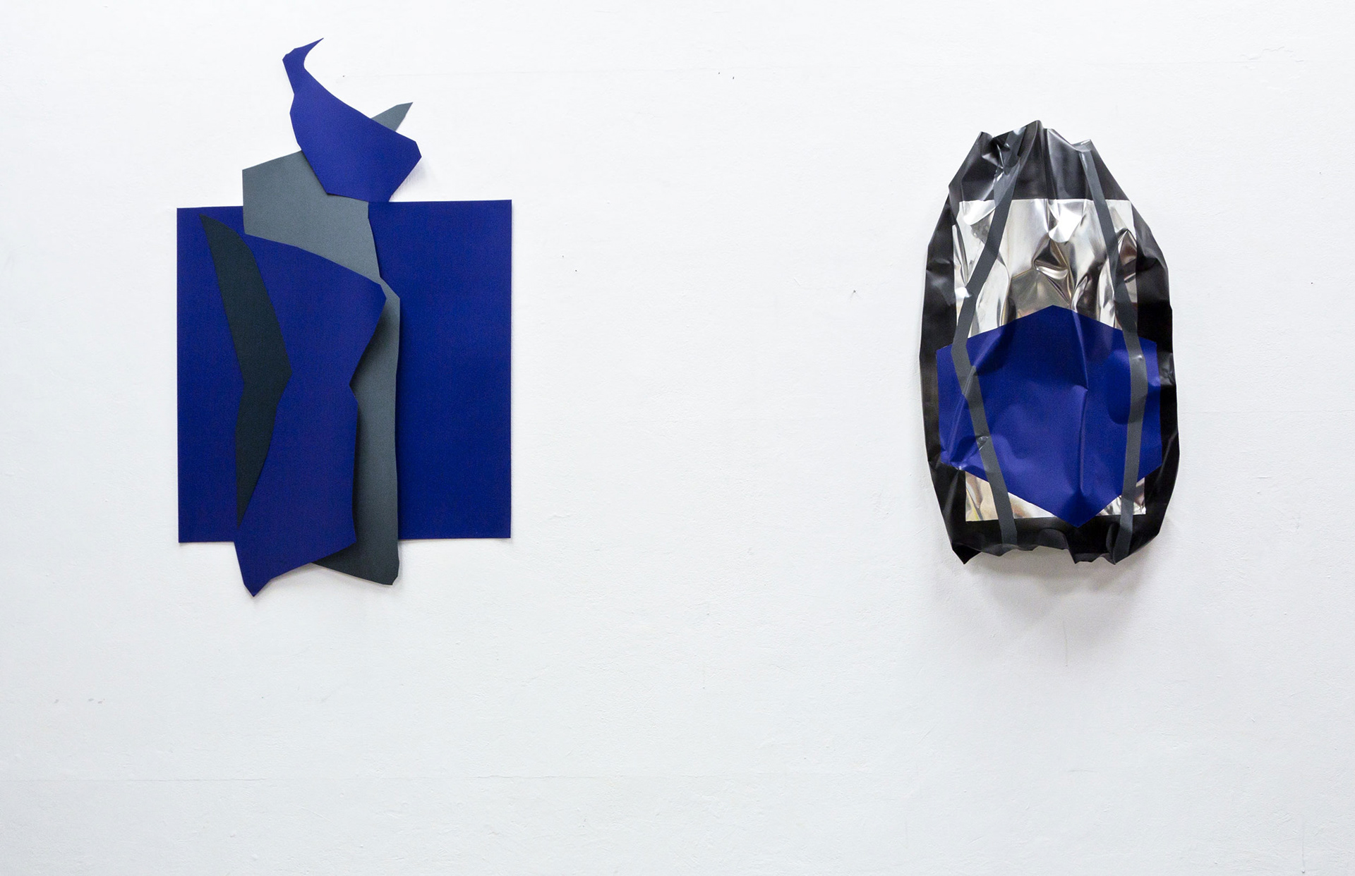 cutout (purple) 2020, Lack auf Karton, 80 × 70 cm // flatbag (purple), 2020, Lack auf Weißblech / verzinnt, 80 × 70 cm