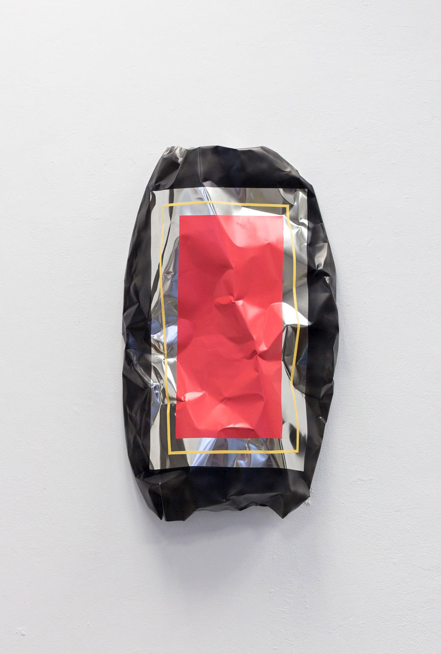 flatbag (outline), 2021, Lack auf Weißblech / verzinnt, 80 × 70 cm