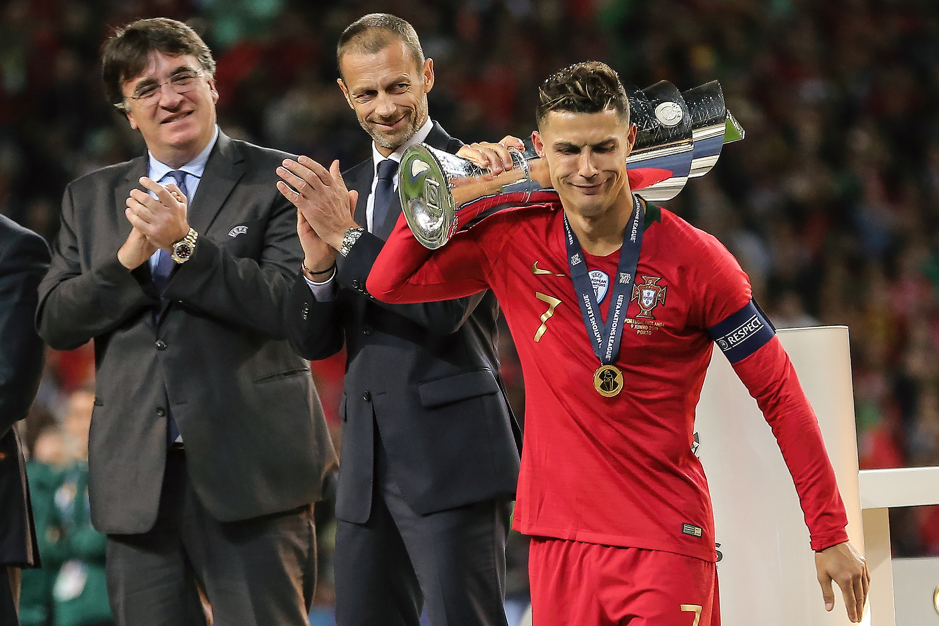 RONALDO - A receber trofeu da Liga das Naçoes - 2019