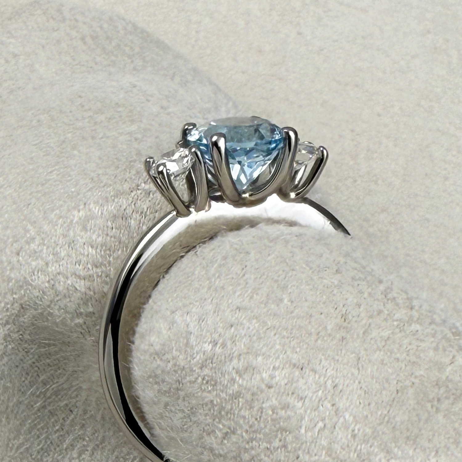 Handgeschmiedeter Verlobungsring in Weißgold mit Aquamarin und Brillanten - MORGENSTUND® Goldschmiede